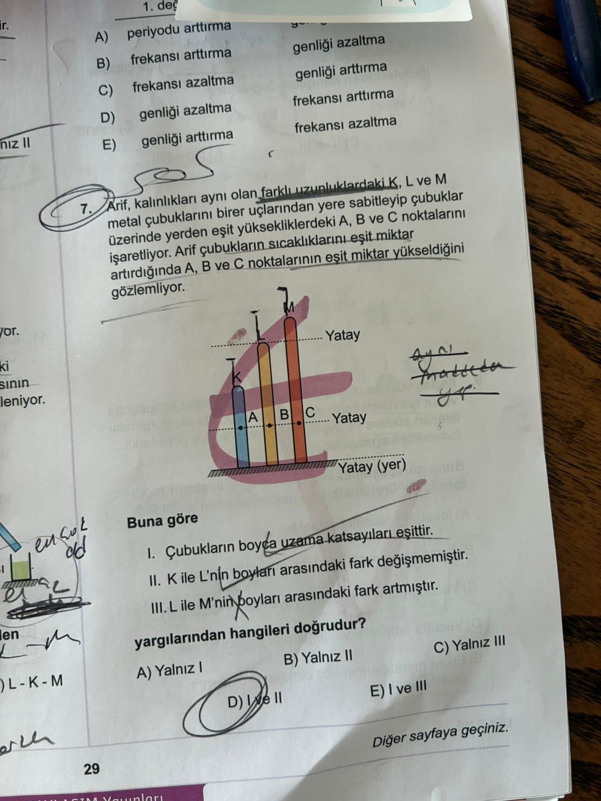 Arif, kalınlıkları aynı olan farklı uzunluklardaki K, L ve M metal çubuklarını birer uçlarından yere