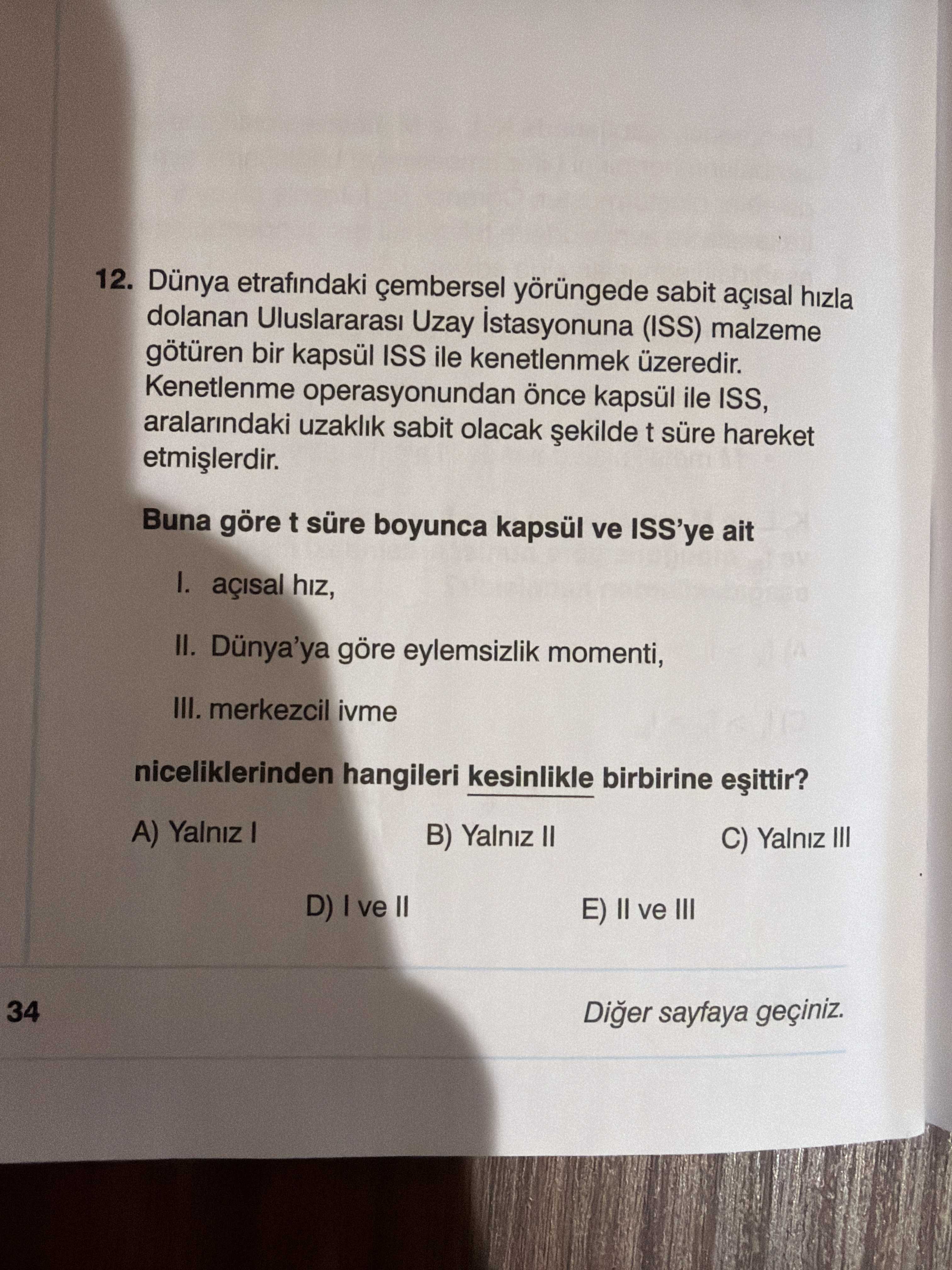 12. Dünya etrafındaki çembersel yörüngede sabit açısal hızla dolanan Uluslararası Uzay İstasyonuna