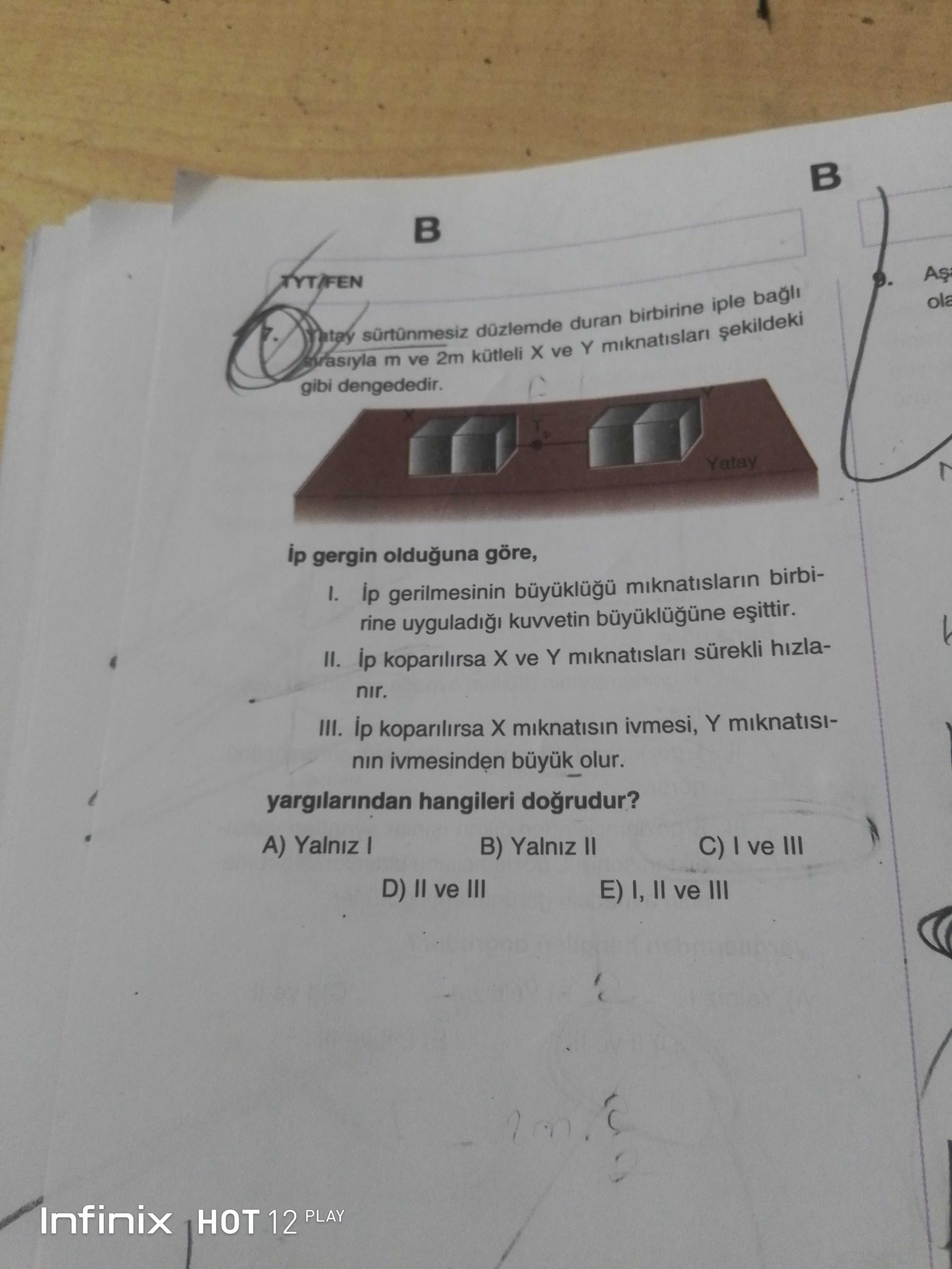 Yatay sürtünmesiz düzlemde duran birbirine iple bağlı sırasıyla m ve 2m kütleli X ve Y mıknatısları