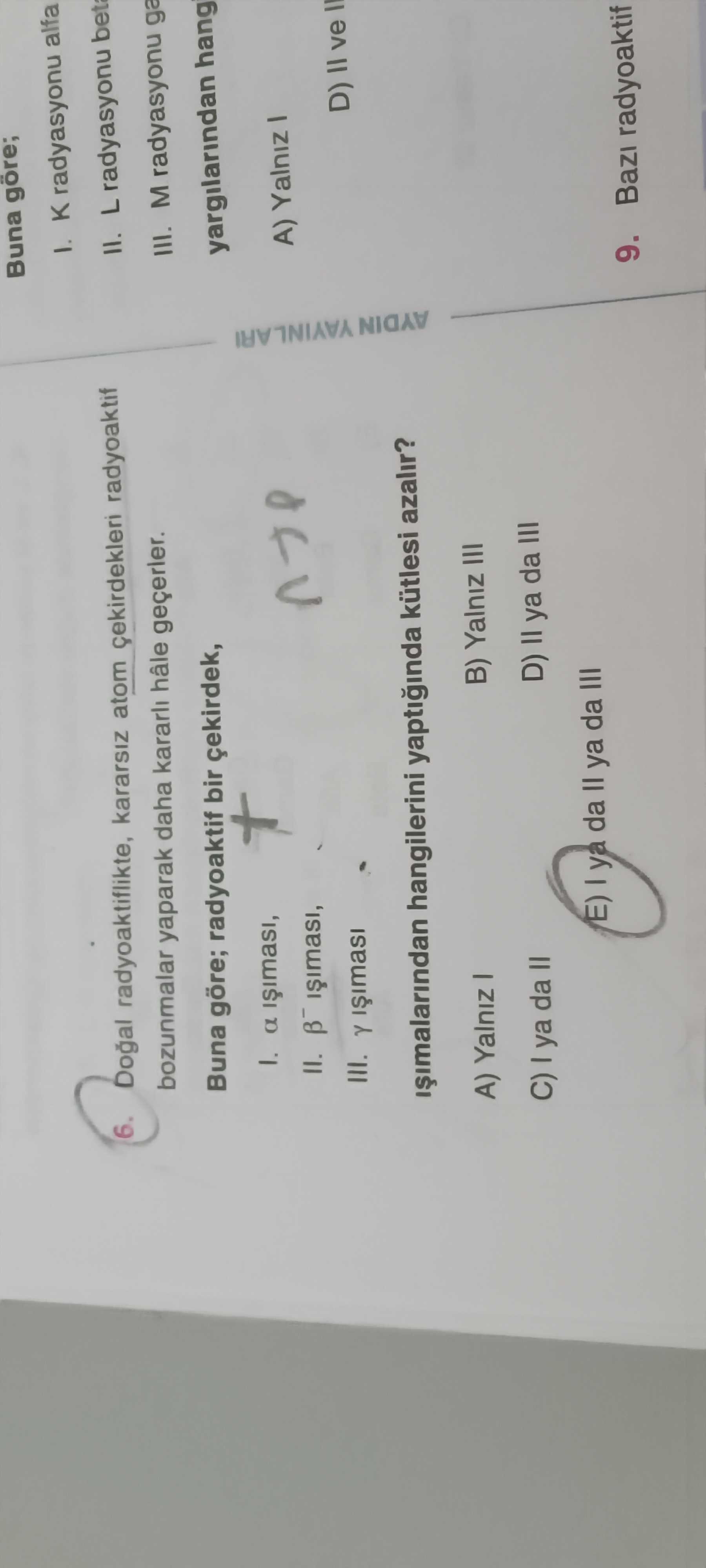 Doğal radyoaktiflikte, kararsız atom çekirdekleri radyoaktif bozunmalar yaparak daha kararlı hâle