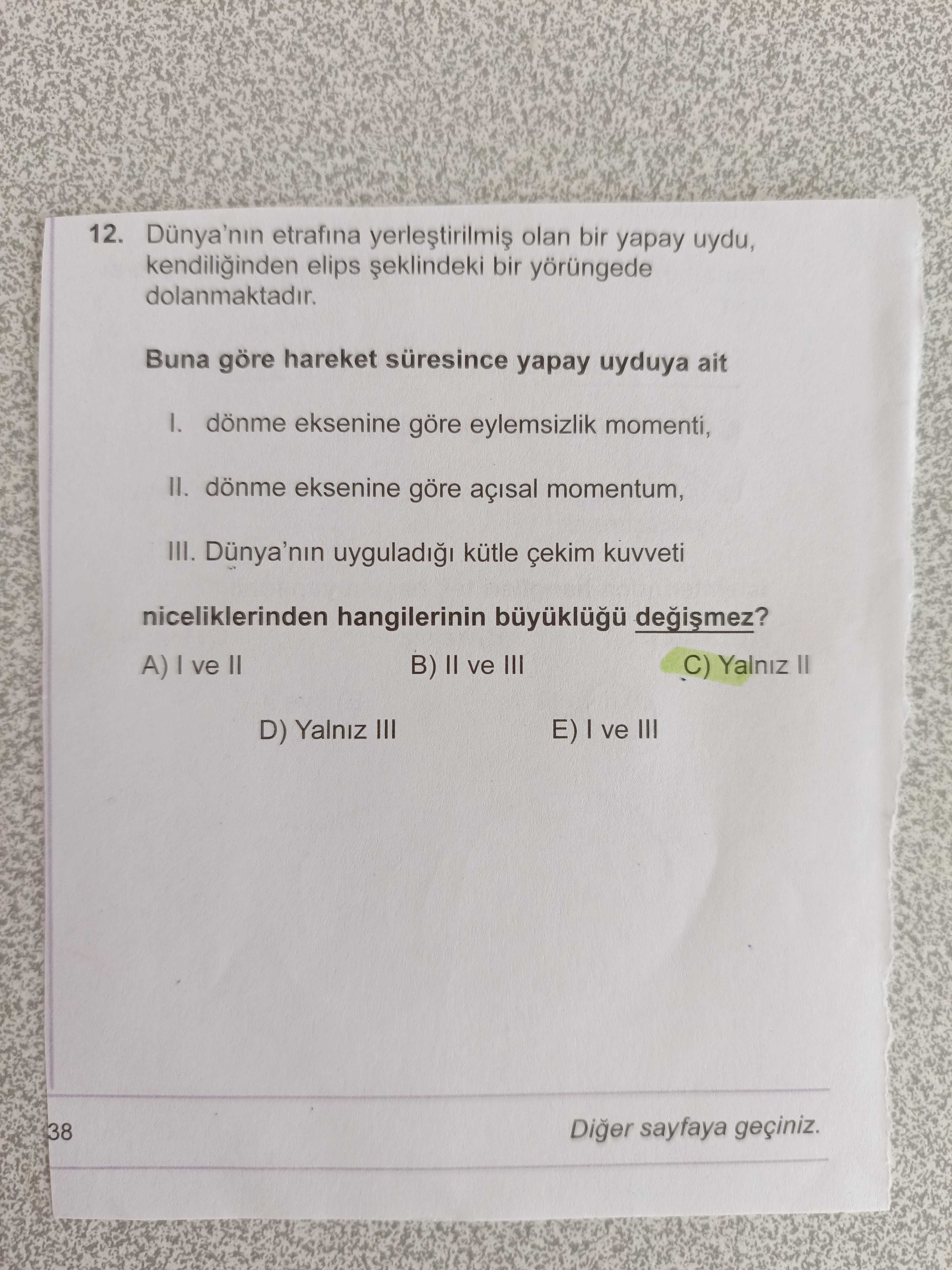 12. Dünya'nın etrafına yerleştirilmiş olan bir yapay uydu, kendiliğinden elips şeklindeki bir