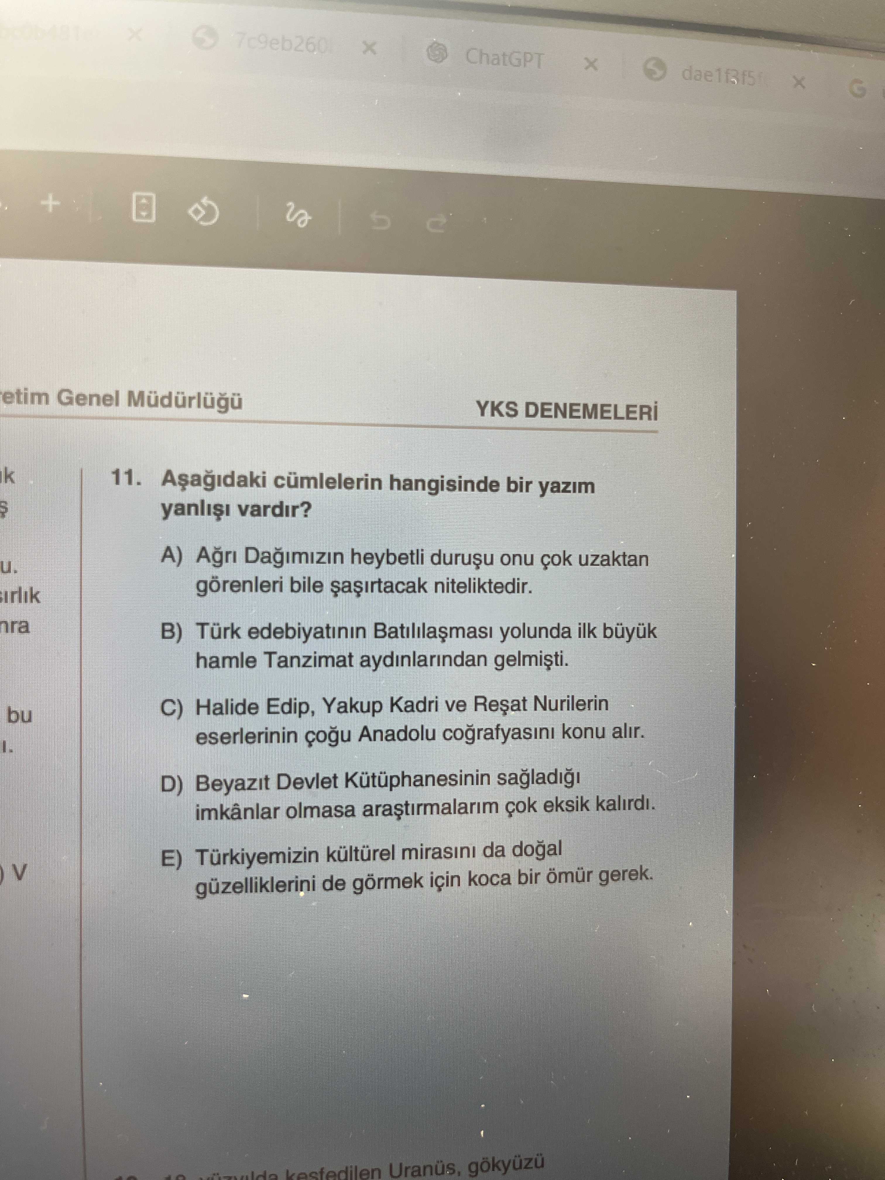 Aşağıdaki cümlelerin hangisinde bir yazım yanlışı vardır?
