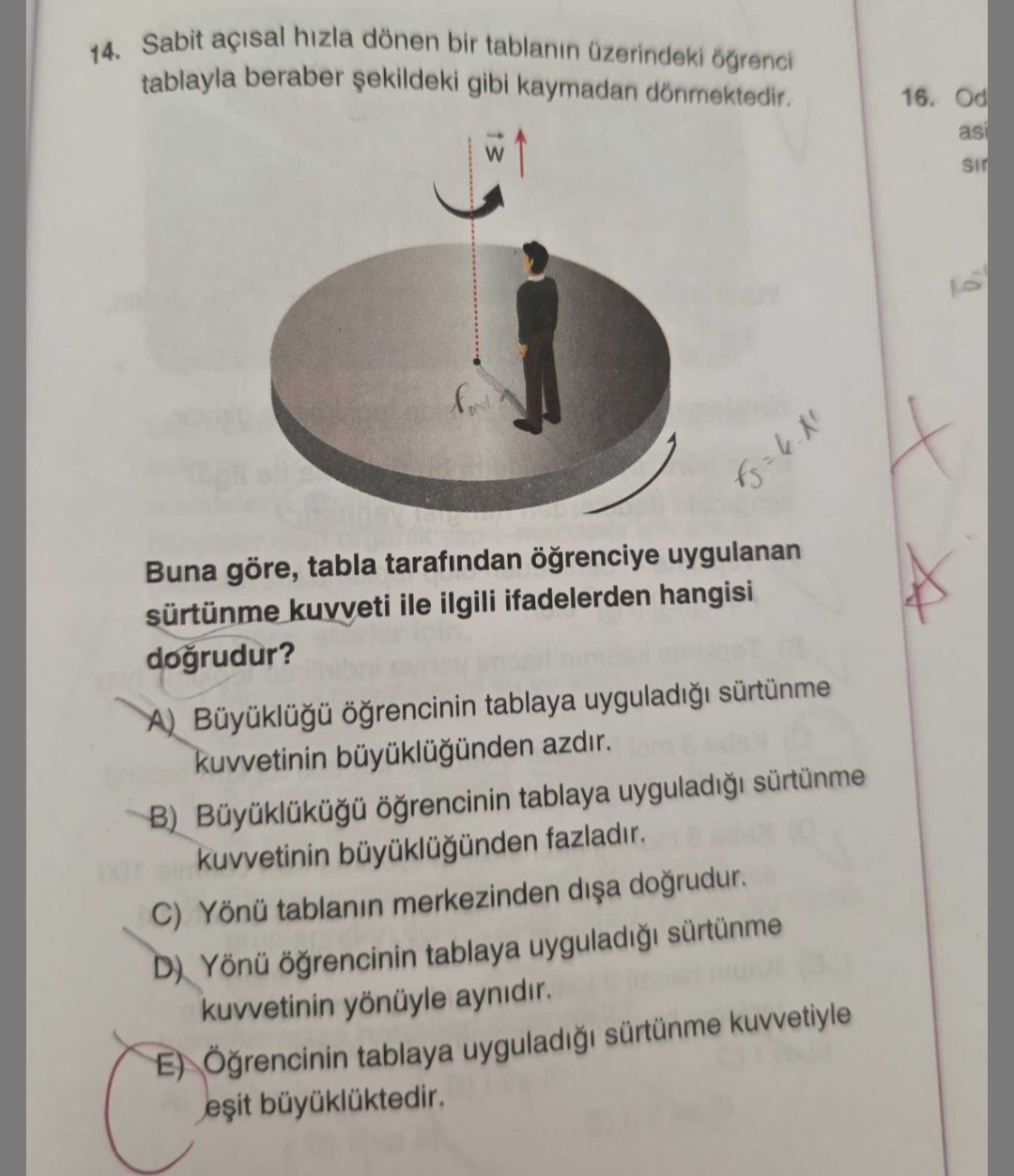 Sabit açısal hızla dönen bir tablanın üzerindeki öğrenci tablayla beraber şekildeki gibi kaymadan