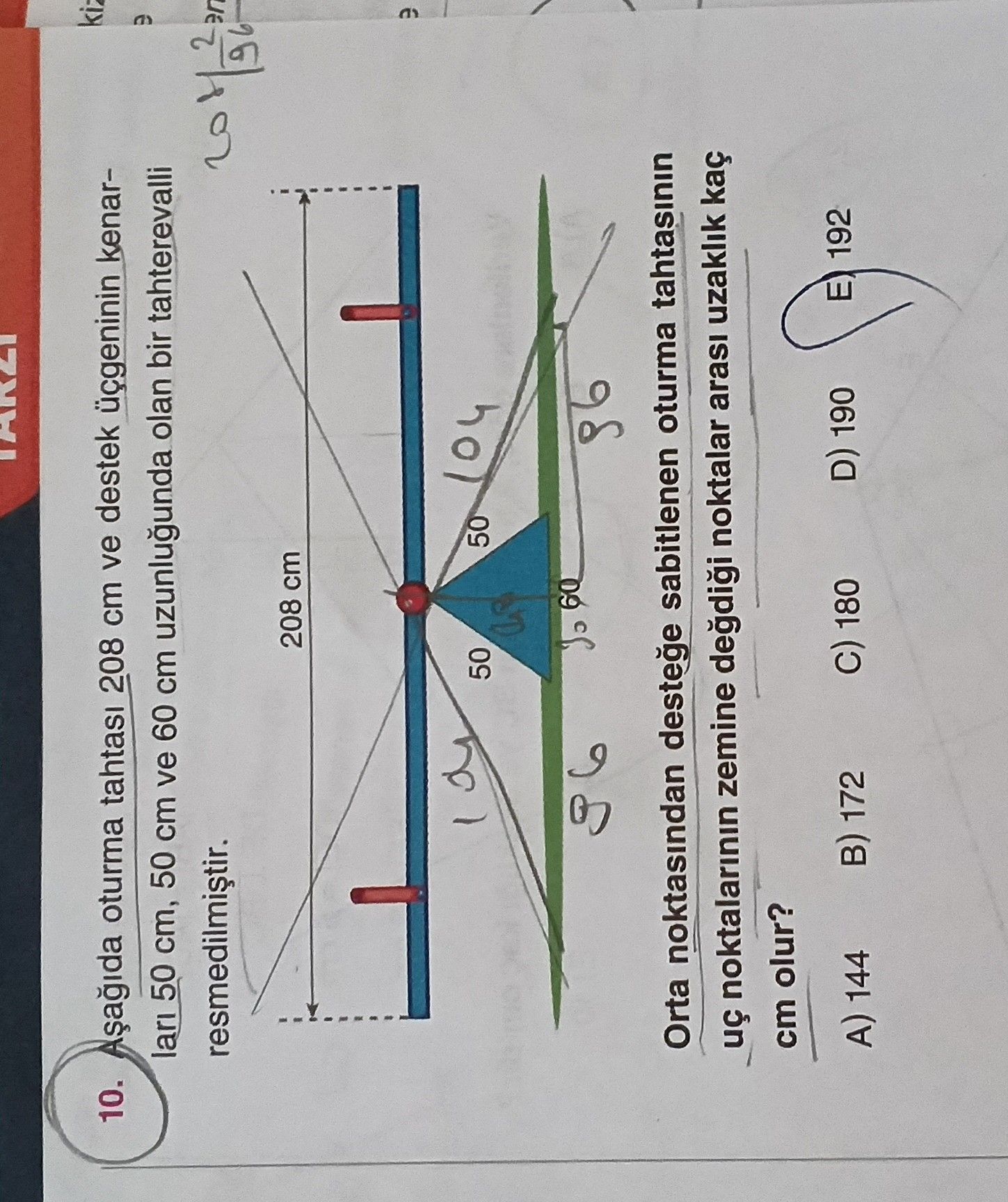Aşağıda oturma tahtası 208 cm ve destek üçgeninin kenarları 50 cm, 50 cm ve 60 cm uzunluğunda olan