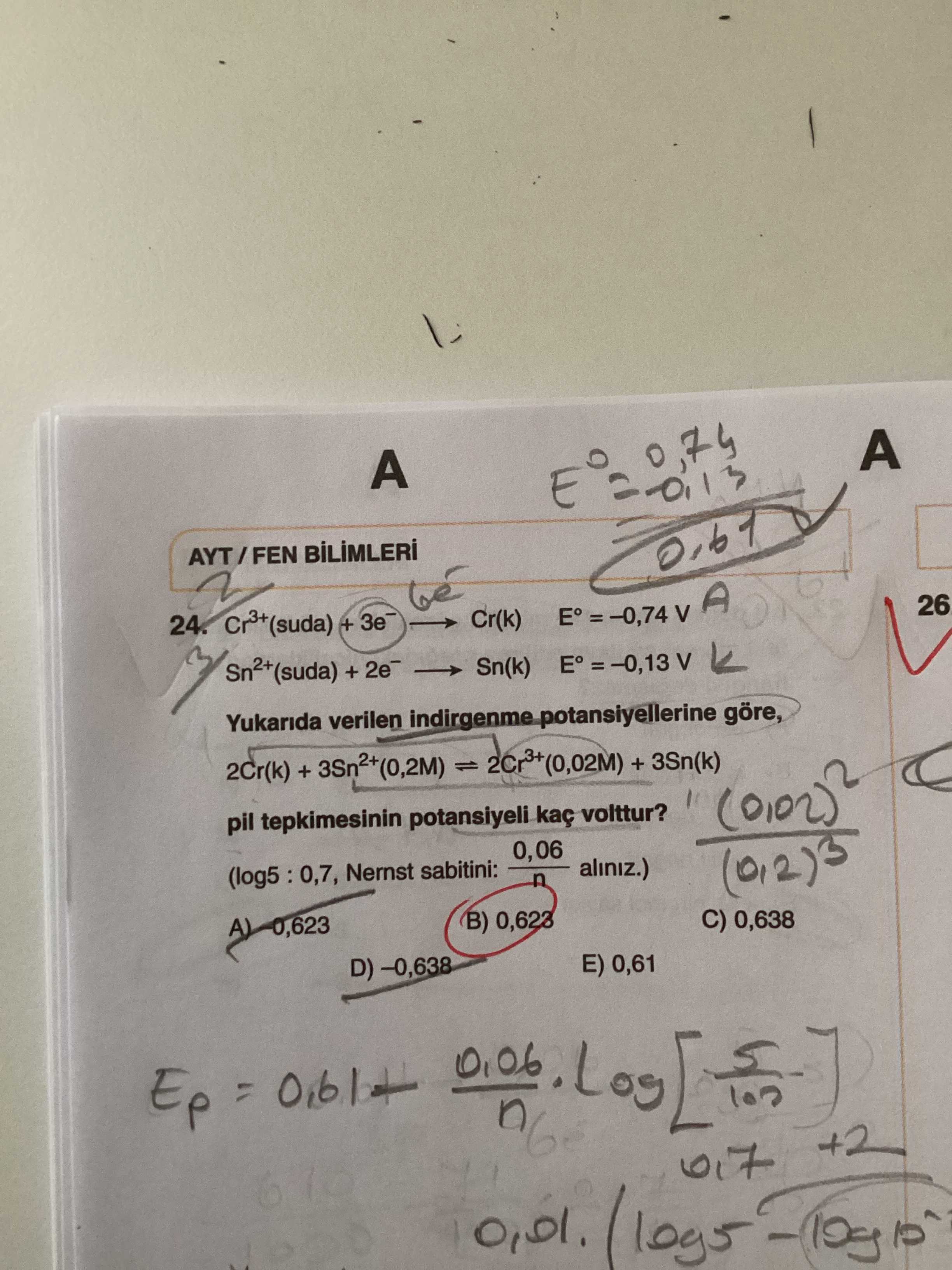 Cr³⁺(suda) + 3e⁻ → Cr(k) E° = −0,74 V Sn²⁺(suda) + 2e⁻ → Sn(k) E° = −0,13 V Yukarıda verilen