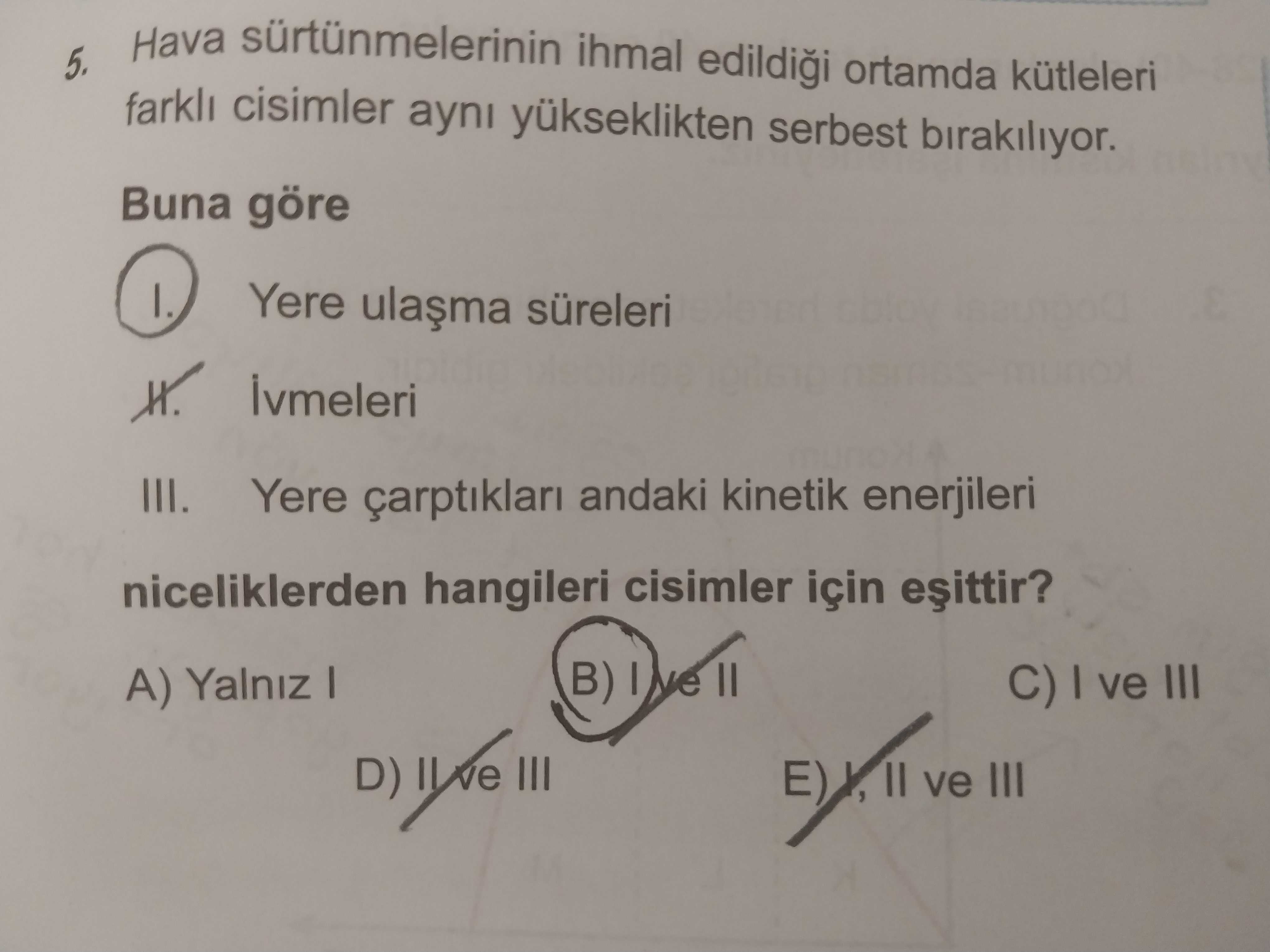 Hava sürtünmelerinin ihmal edildiği ortamda kütleleri farklı cisimler aynı yükseklikten serbest