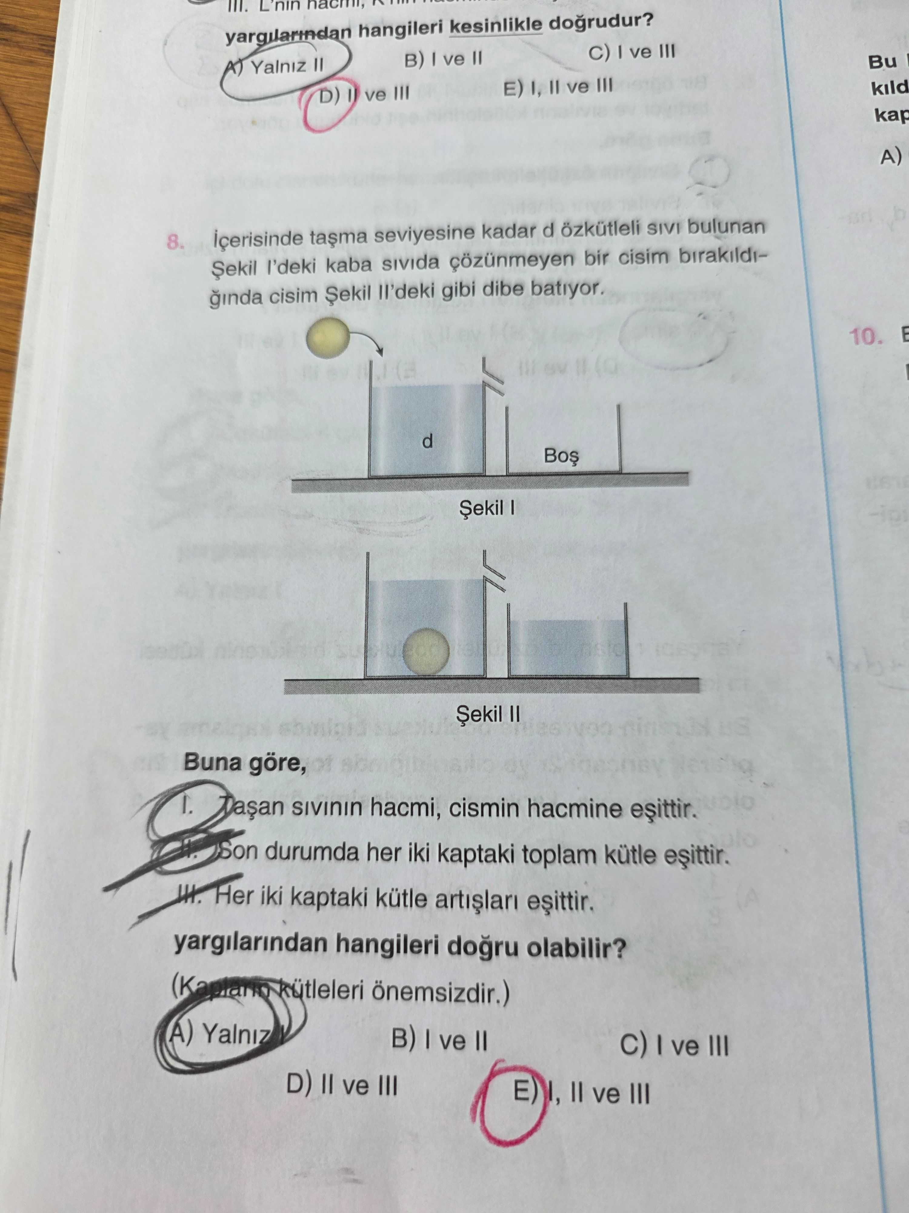 İçerisinde taşma seviyesine kadar d özkütleli sıvı bulunan Şekil I'deki kaba sıvıda çözünmeyen bir