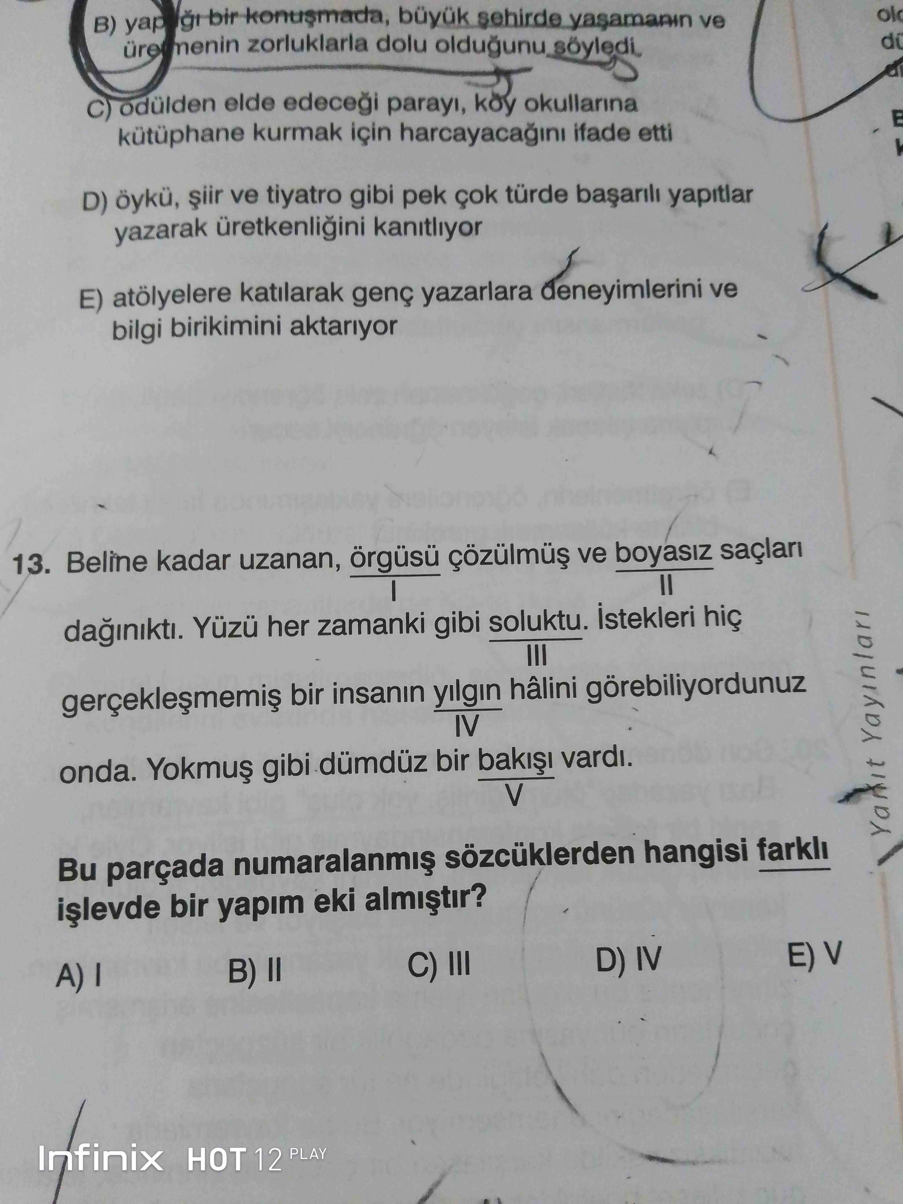 Beline kadar uzanan, örgüsü çözülmüş ve boyasız saçları I II dağınıktı. Yüzü her zamanki gibi