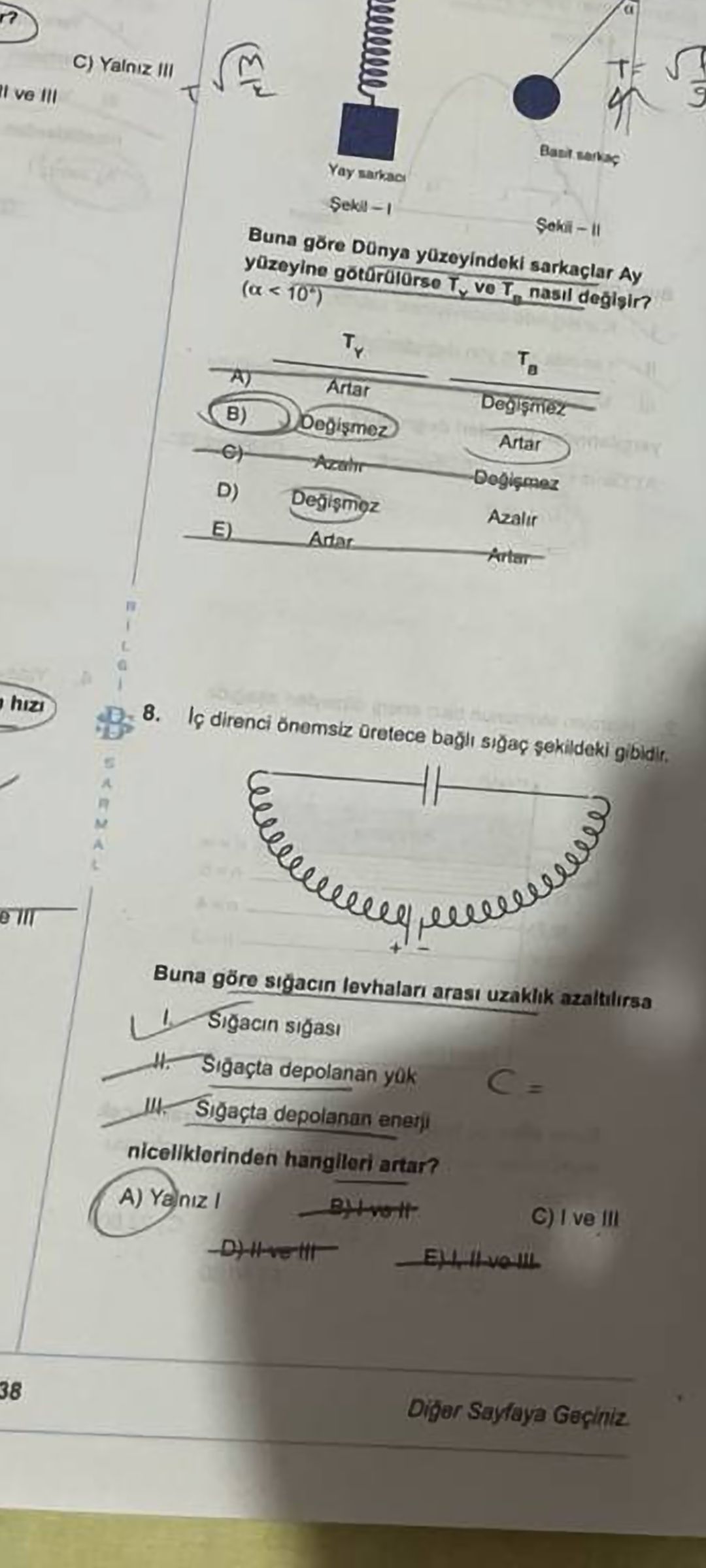İç direnci önemsiz üretece bağlı sığaç şekildeki gibidir. Buna göre sığacın levhaları arası uzaklık