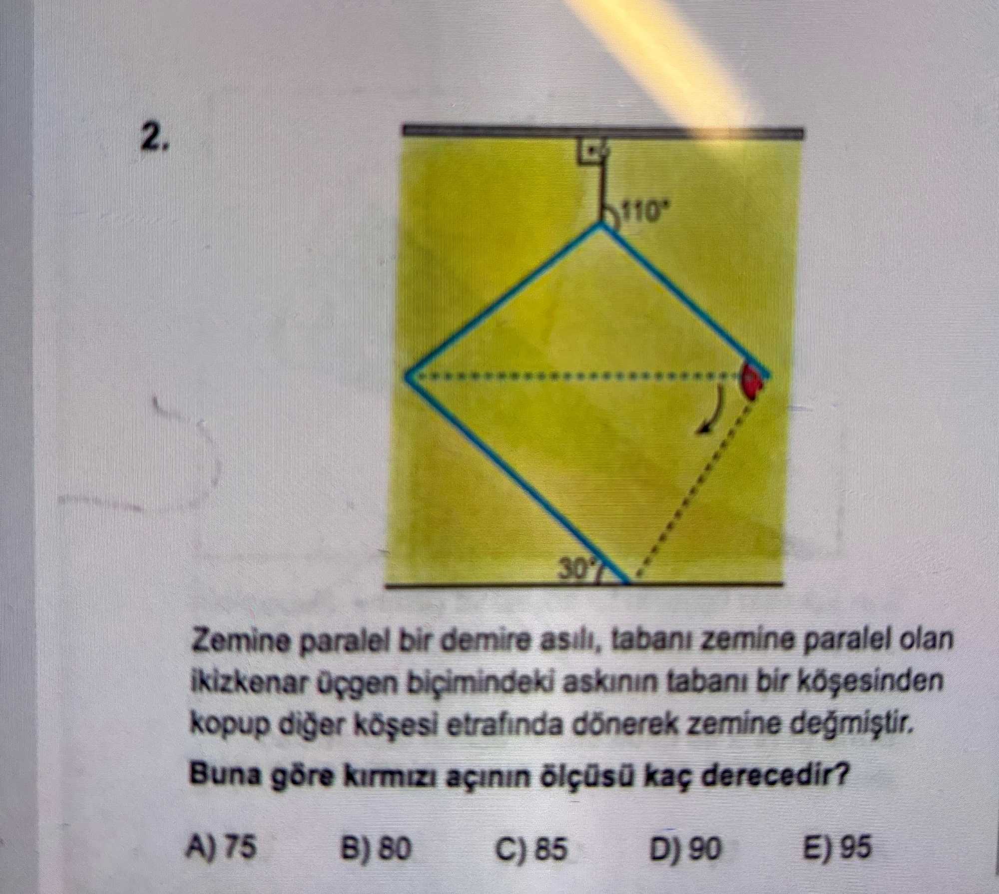 Zemine paralel bir demire asılı, tabanı zemine paralel olan ikizkenar üçgen biçimindeki askının