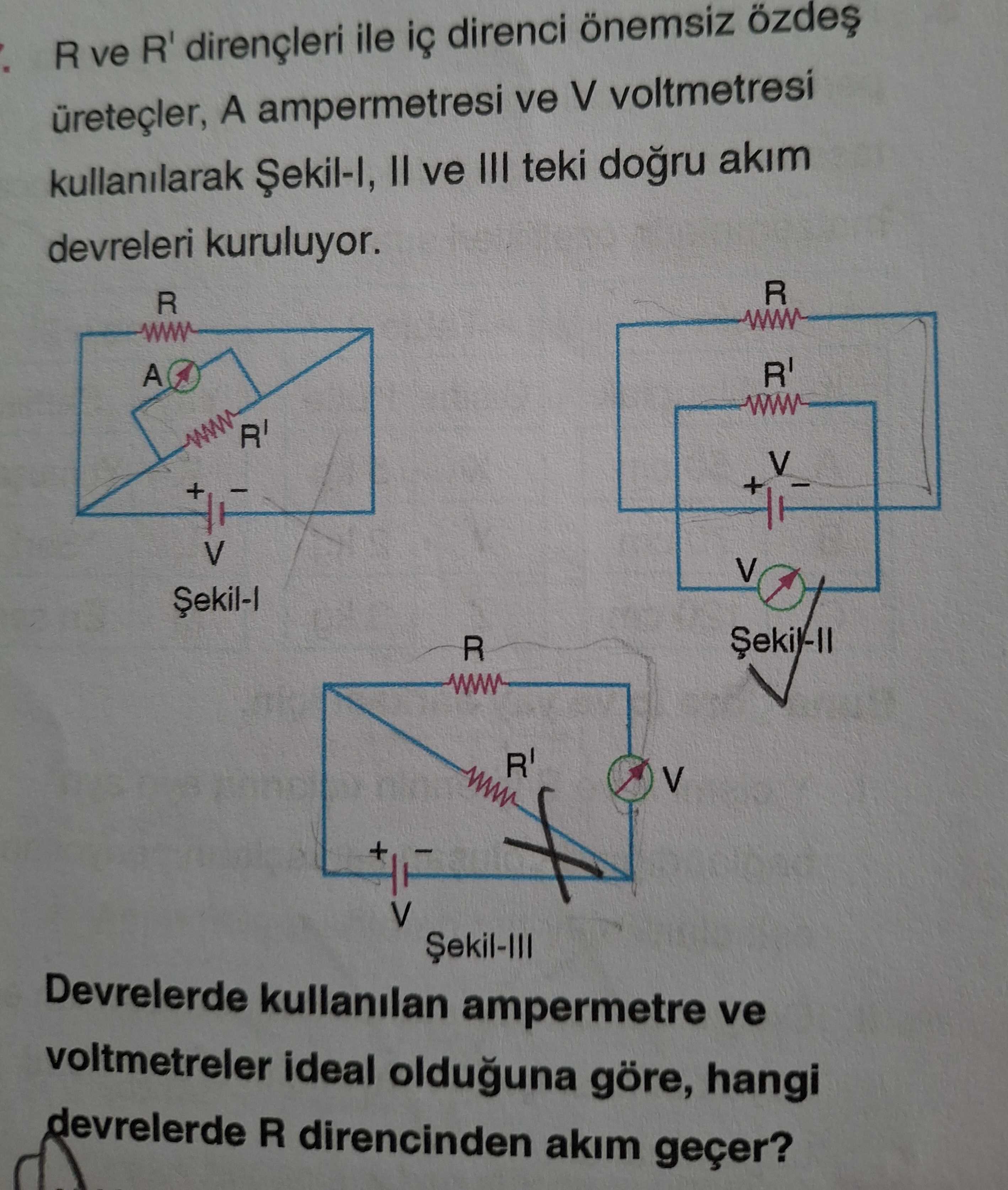 R ve R' dirençleri ile iç direnci önemsiz özdeş üreteçler, A ampermetresi ve V voltmetresi