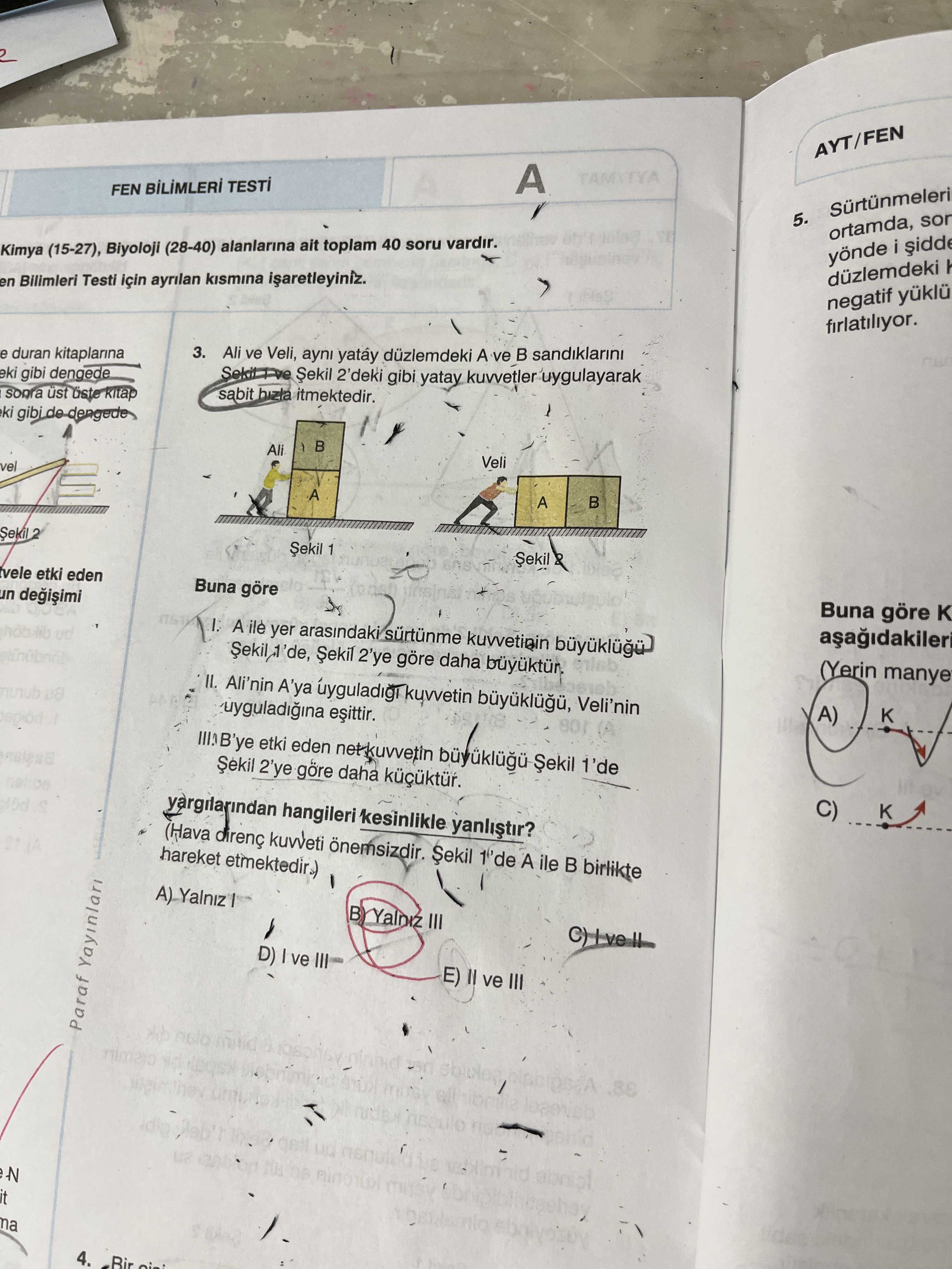 Ali ve Veli, aynı yatay düzlemdeki A ve B sandıklarını Şekil 1 ve Şekil 2'deki gibi yatay kuvvetler