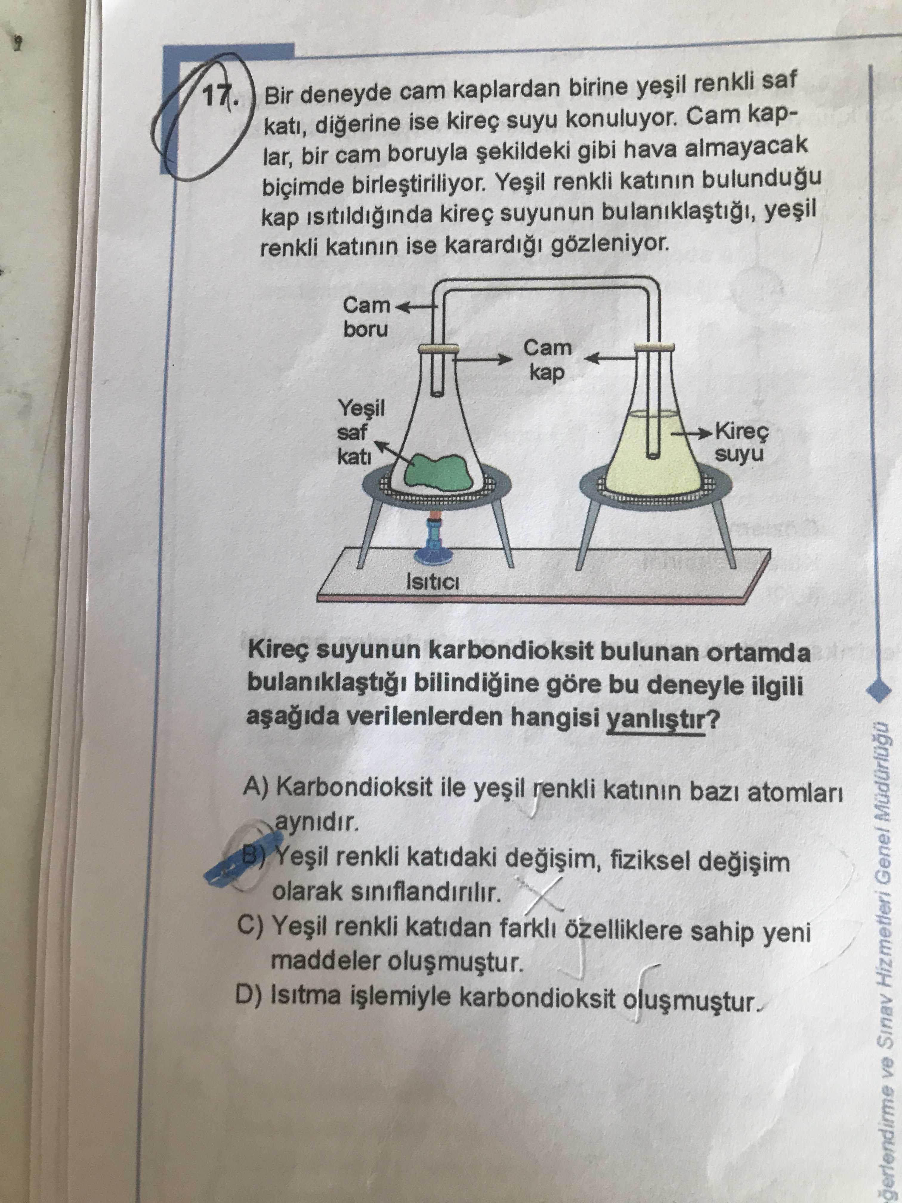 Bir deneyde cam kaplardan birine yeşil renkli saf katı, diğerine ise kireç suyu konuluyor. Cam