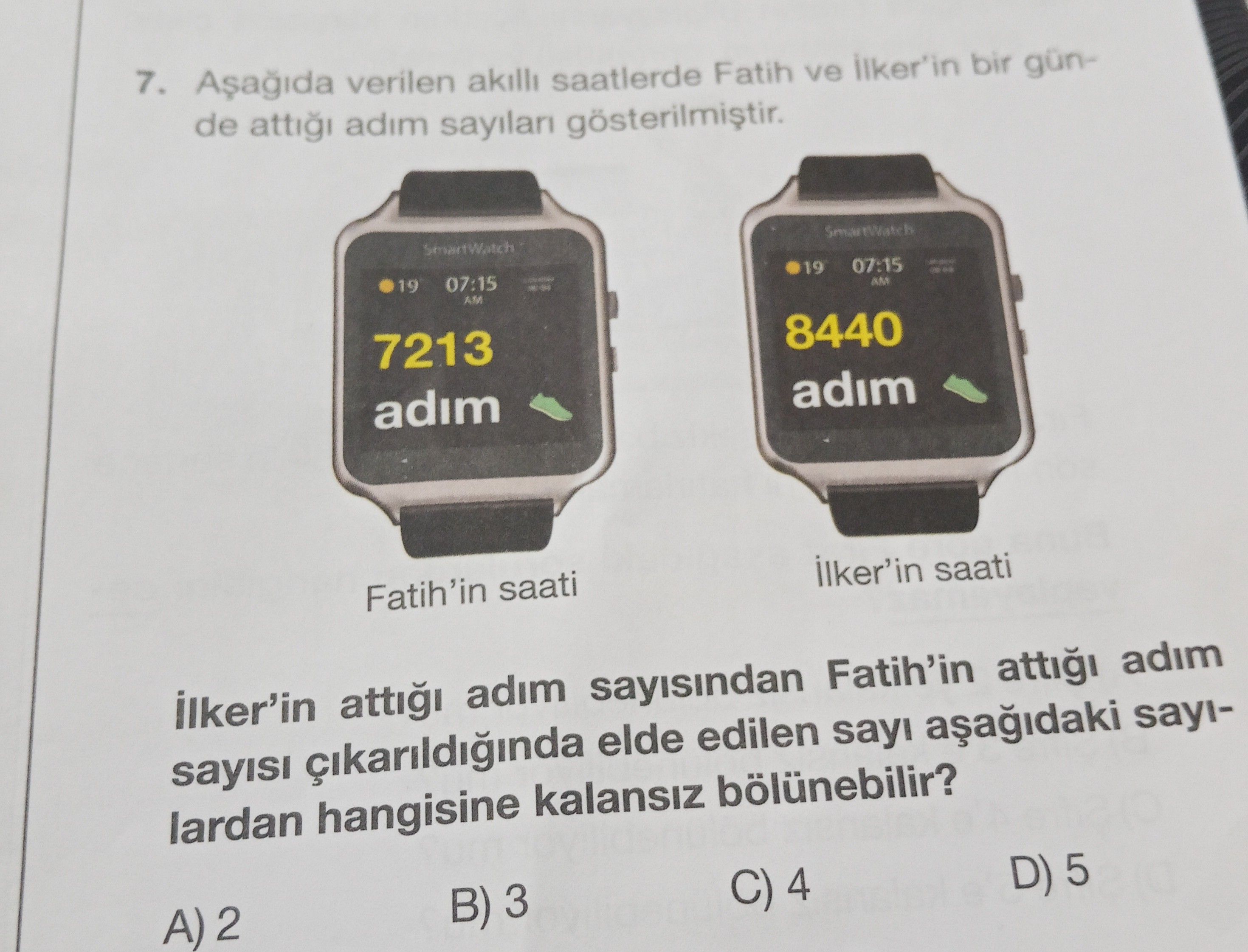Aşağıda verilen akıllı saatlerde Fatih ve İlker'in bir günde attığı adım sayıları gösterilmiştir