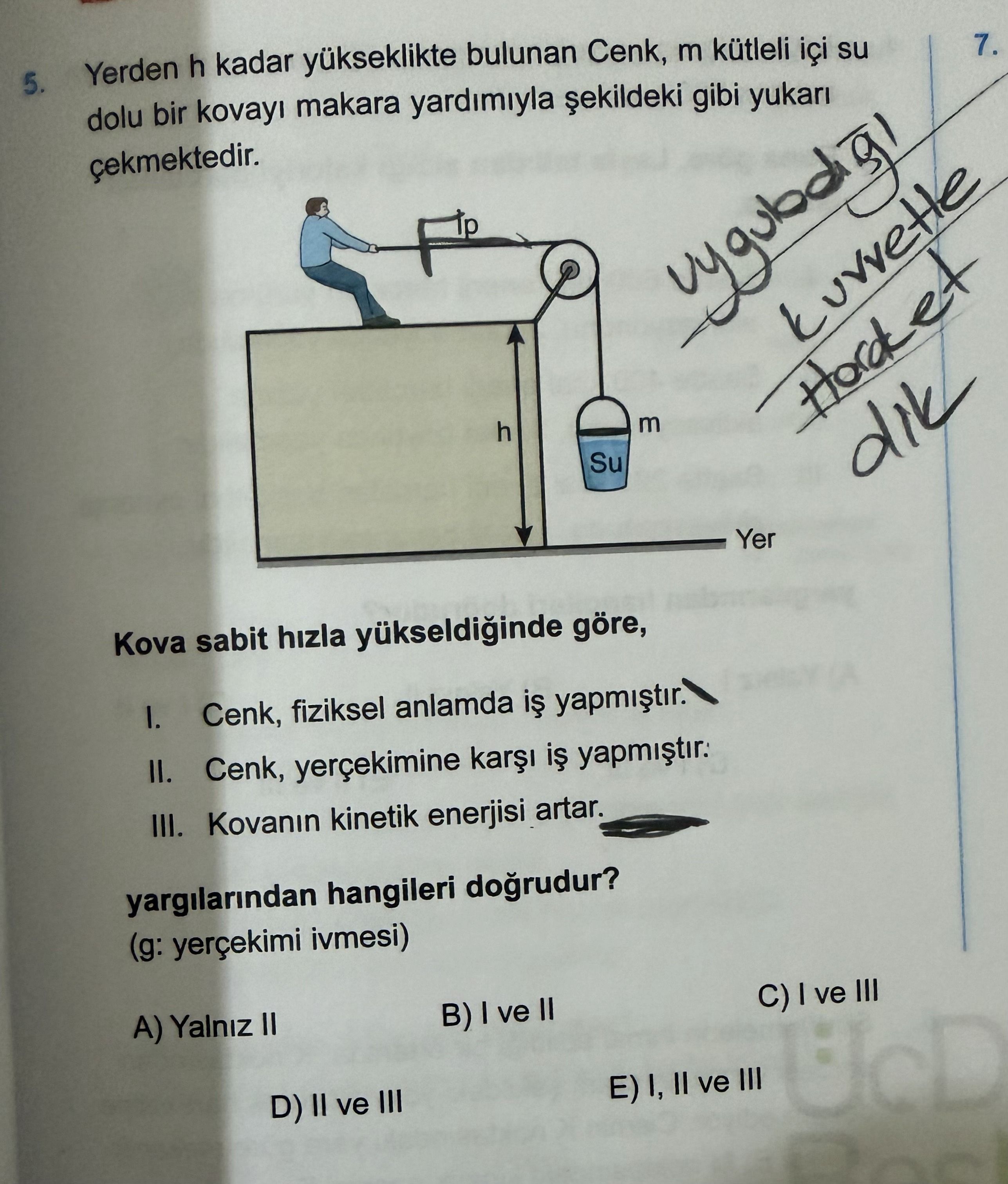 Yerden h kadar yükseklikte bulunan Cenk, m kütleli içi su dolu bir kovayı makara yardımıyla