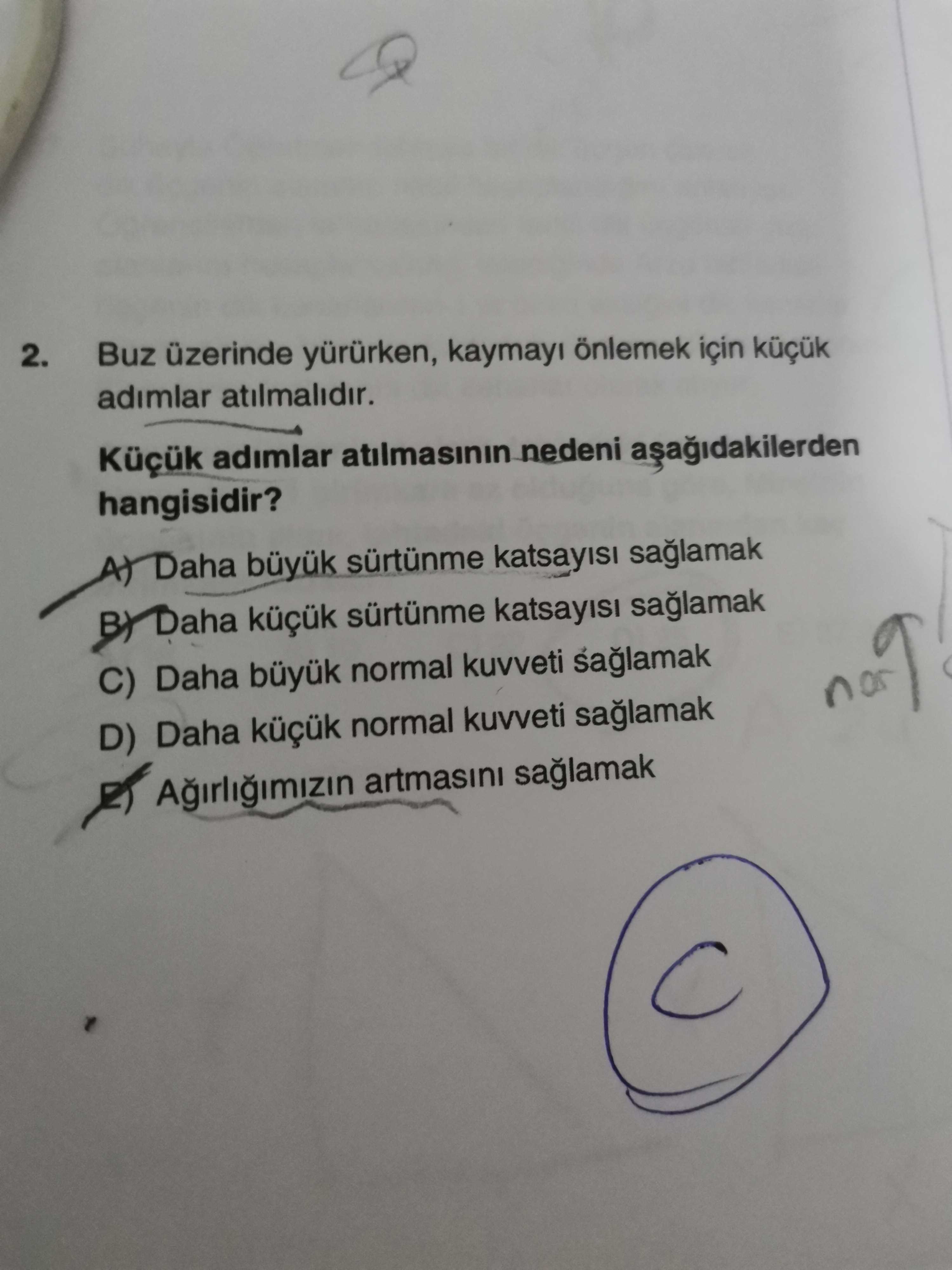 Buz üzerinde yürürken, kaymayı önlemek için küçük adımlar atılmalıdır. Küçük adımlar atılmasının