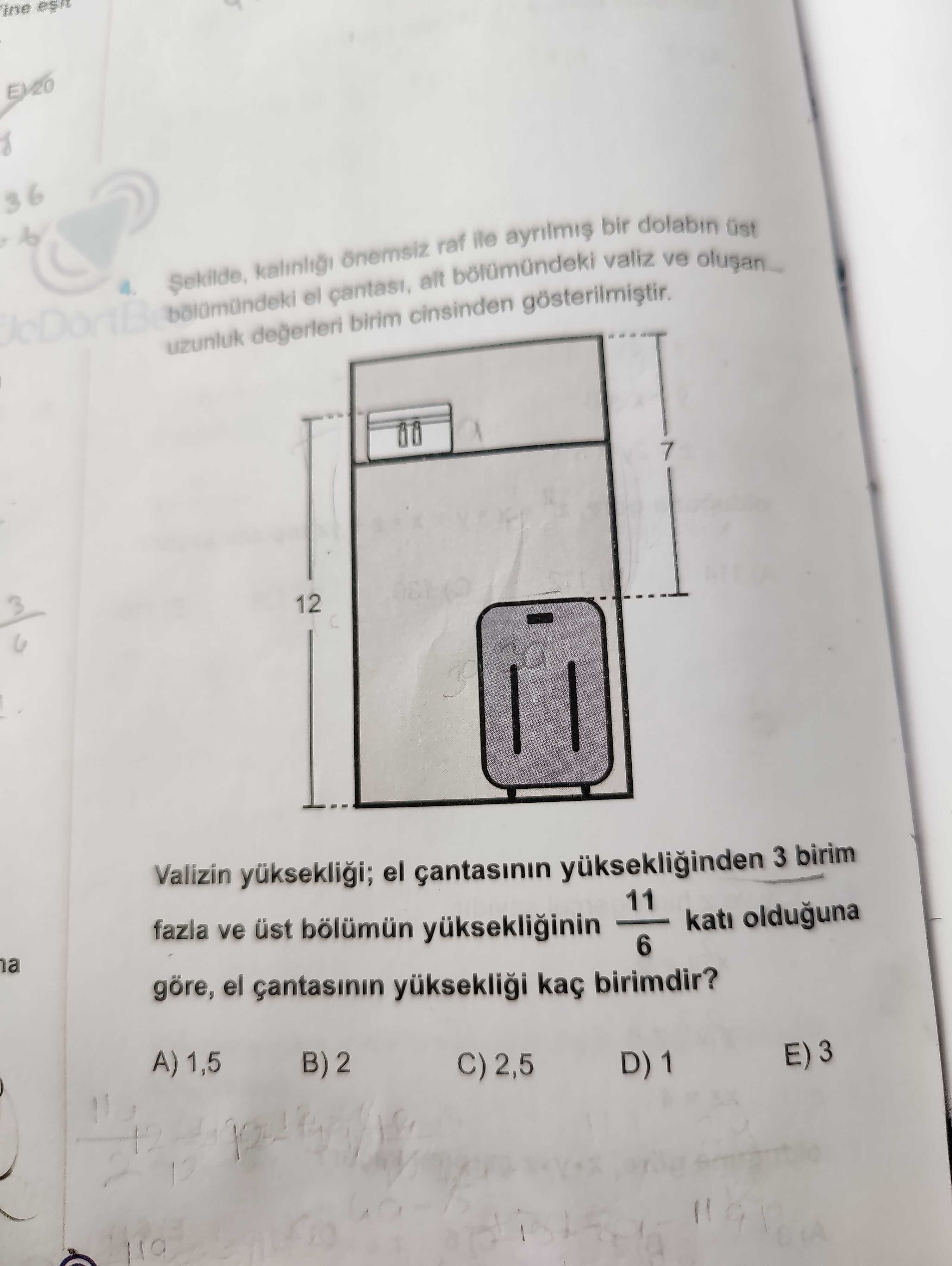 Şekilde, kalınlığı önemsiz raf ile ayrılmış bir dolabın üst bölümündeki el çantası, alt bölümündeki