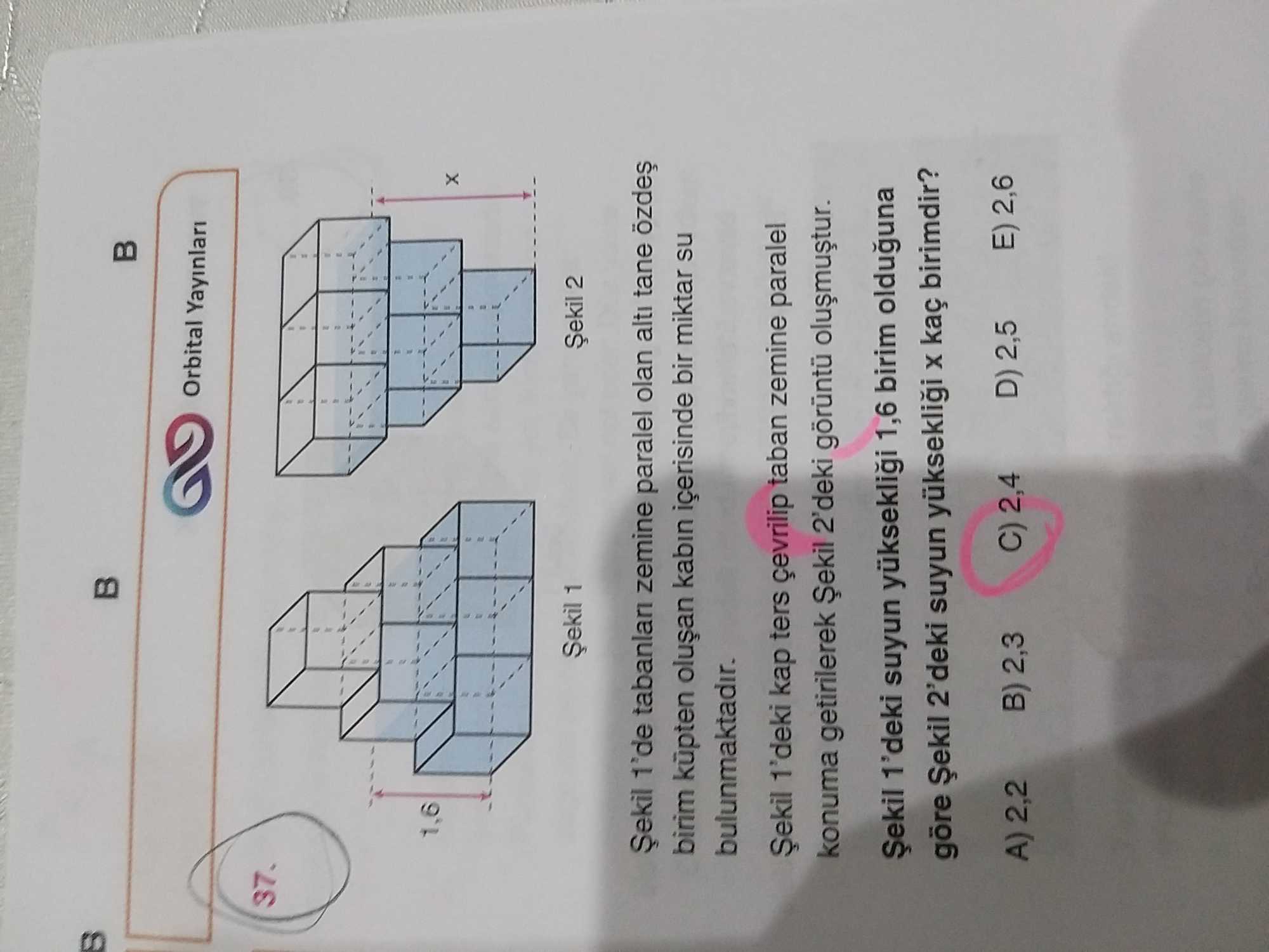 Şekil 1'de tabanları zemine paralel olan altı tane özdeş birim küpten oluşan kabın içerisinde bir