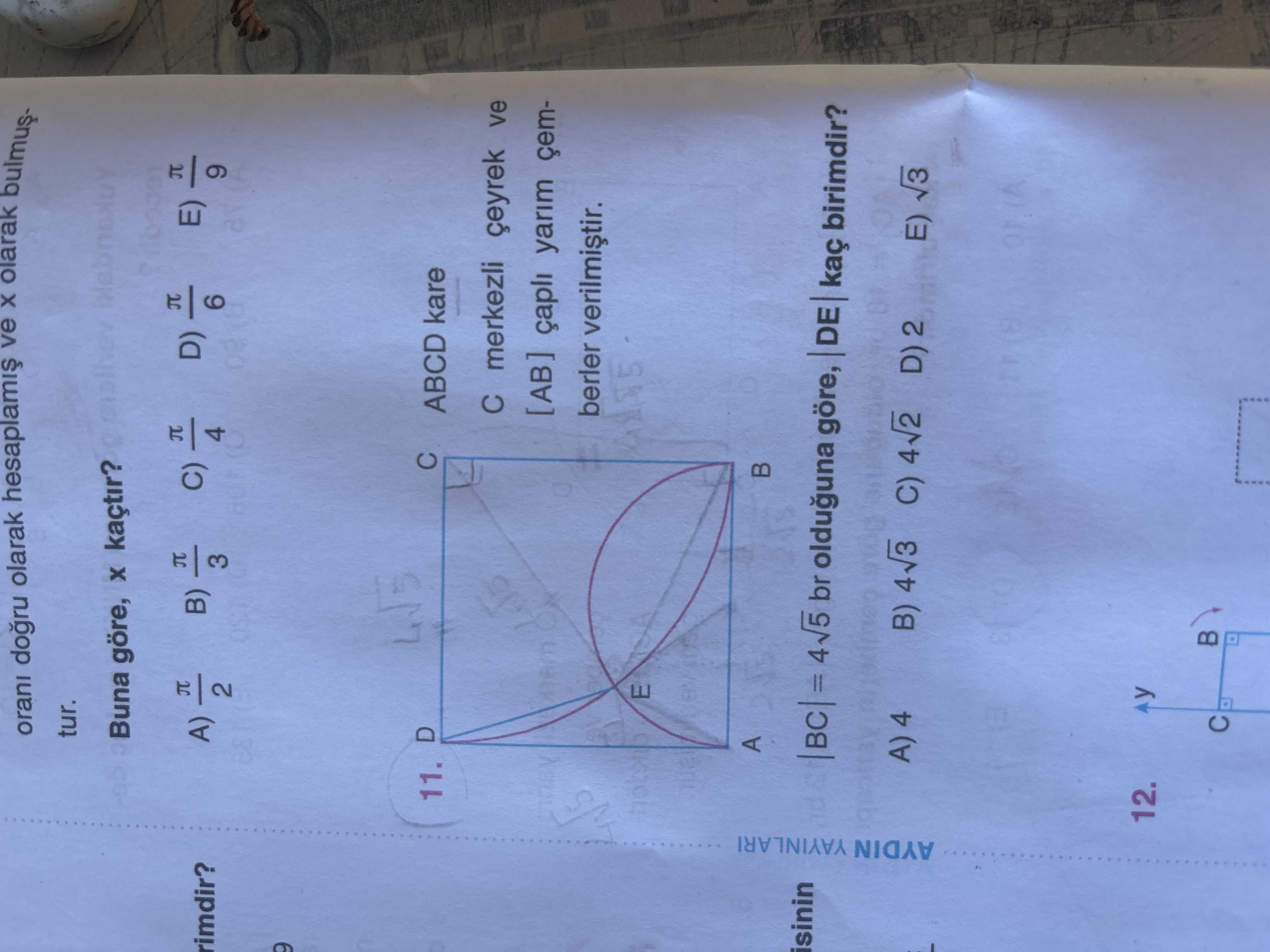 çaplı yarım çemberler gösterilmiş, E noktası işaretlenmiş] ABCD kare C merkezli çeyrek ve [AB] çaplı