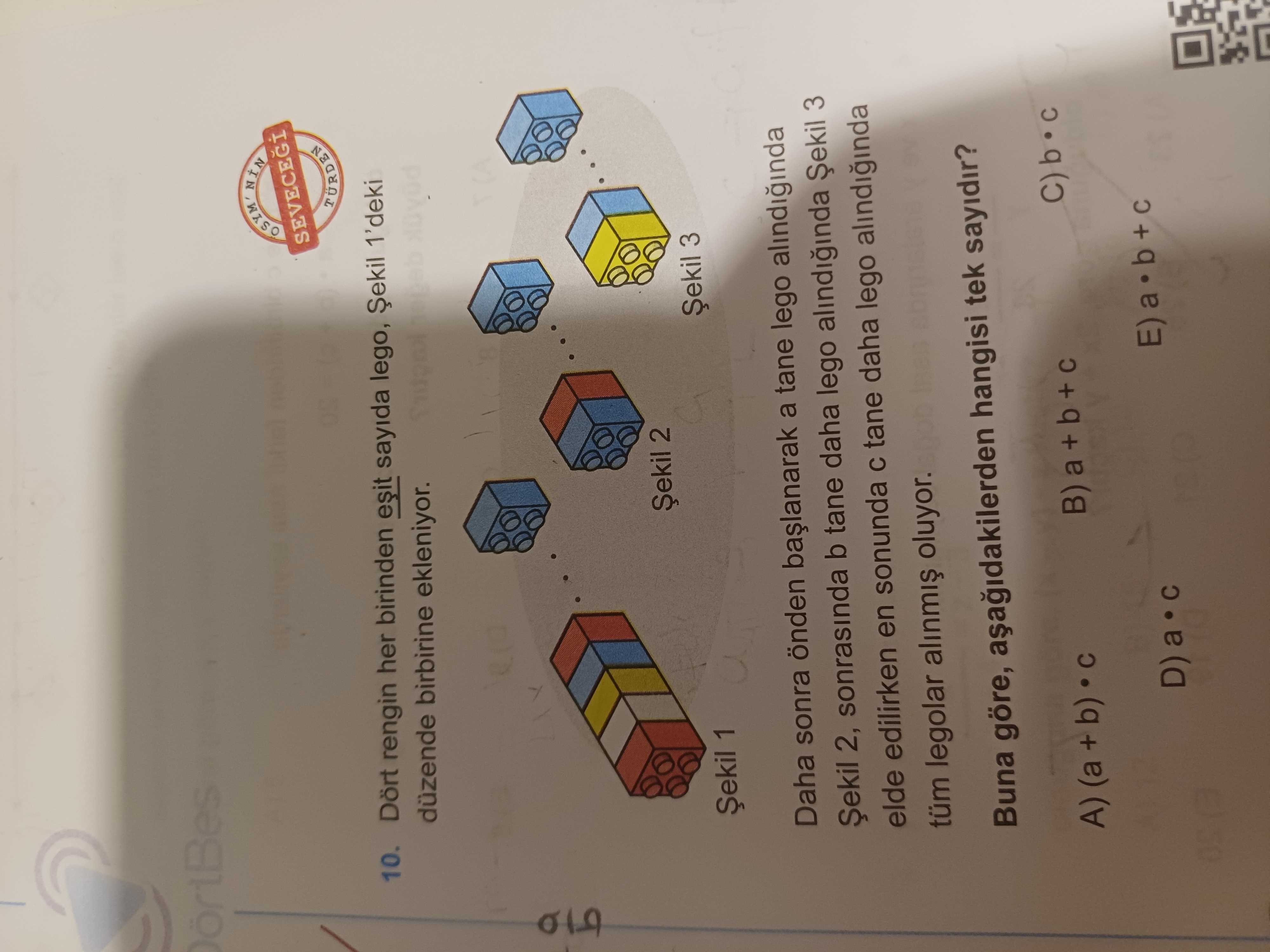 Dört rengin her birinden eşit sayıda lego, Şekil 1'deki düzende birbirine ekleniyor. Daha sonra