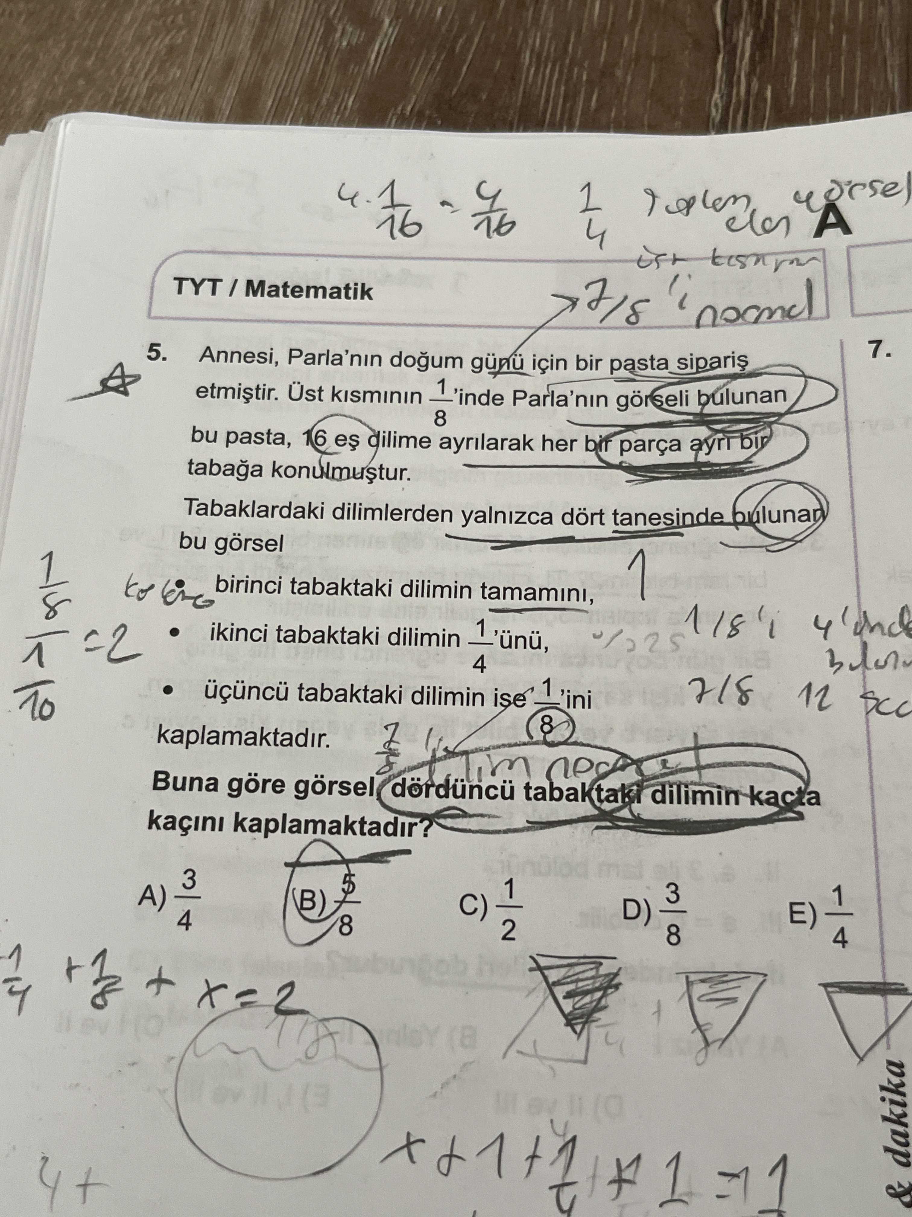 Annesi, Parla'nın doğum günü için bir pasta sipariş etmiştir. Üst kısmının 1/8'inde Parla'nın