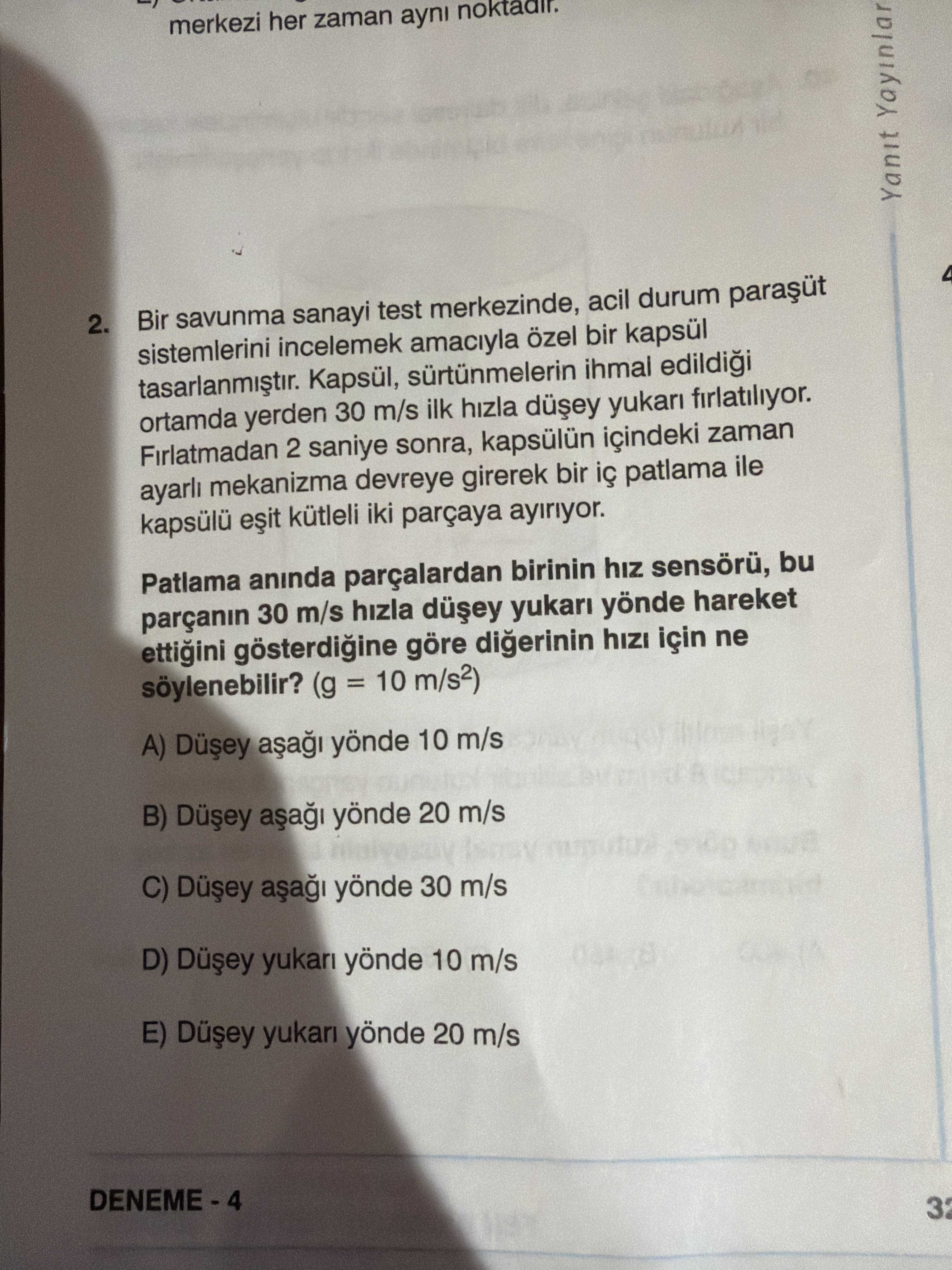 Bir savunma sanayi test merkezinde, acil durum paraşüt sistemlerini incelemek amacıyla özel bir
