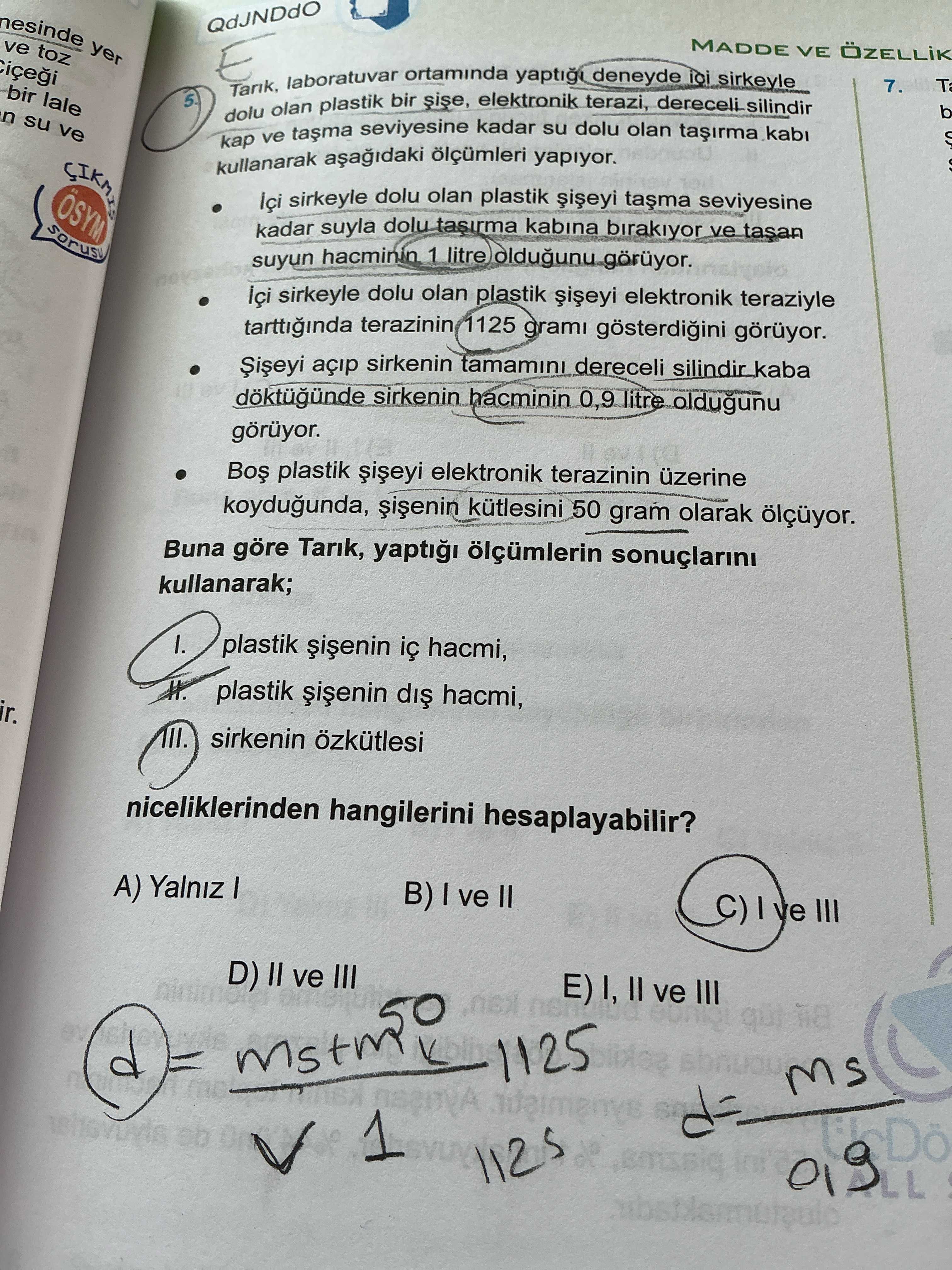 Tarık, laboratuvar ortamında yaptığı deneyde içi sirkeyle dolu olan plastik bir şişe, elektronik