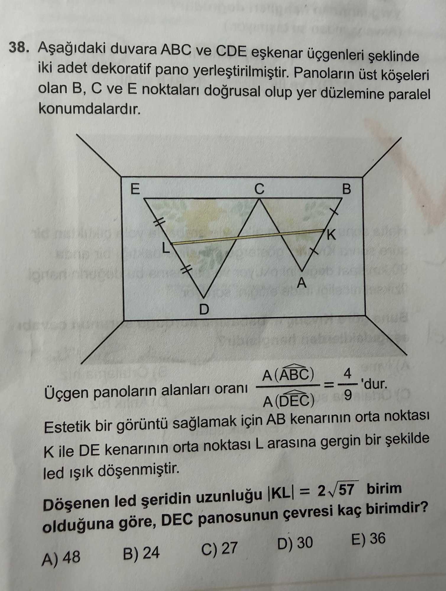 Aşağıdaki duvara ABC ve CDE eşkenar üçgenleri şeklinde iki adet dekoratif pano yerleştirilmiştir