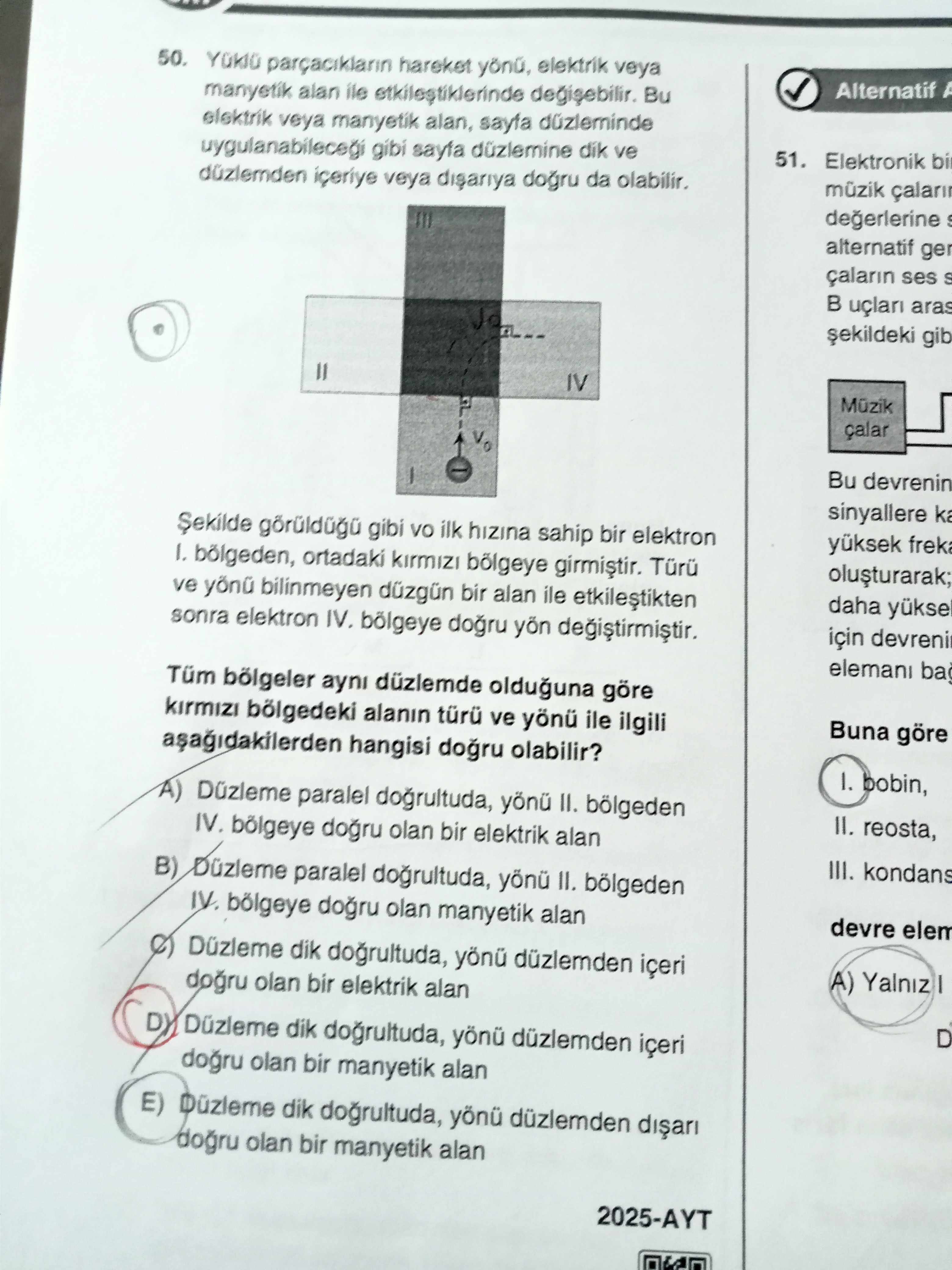 Yüklü parçacıkların hareket yönü, elektrik veya manyetik alan ile etkileşiklerinde değişebilir. Bu