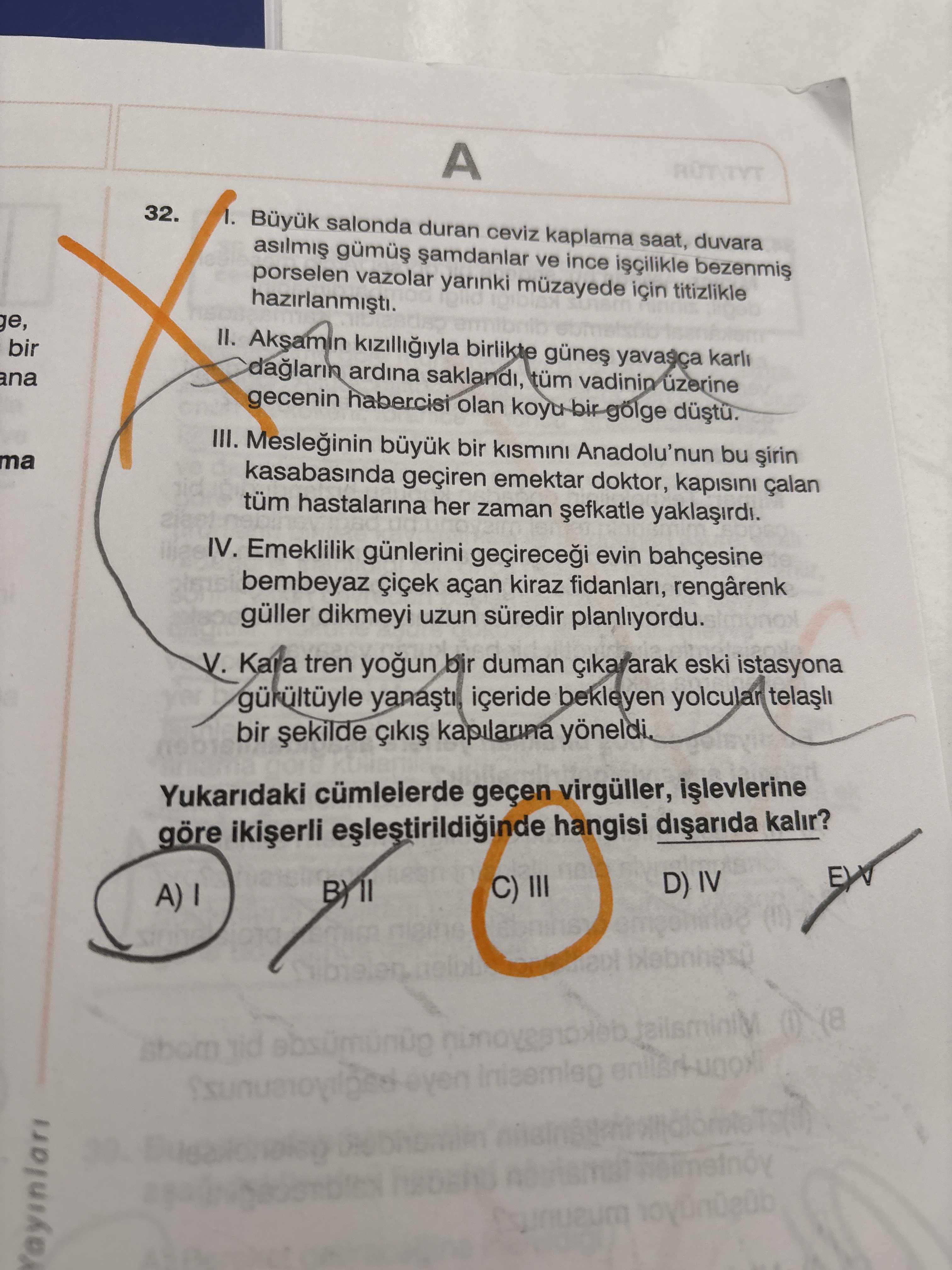 I. Büyük salonda duran ceviz kaplama saat, duvara asılmış gümüş şamdanlar ve ince işçilikle bezenmiş