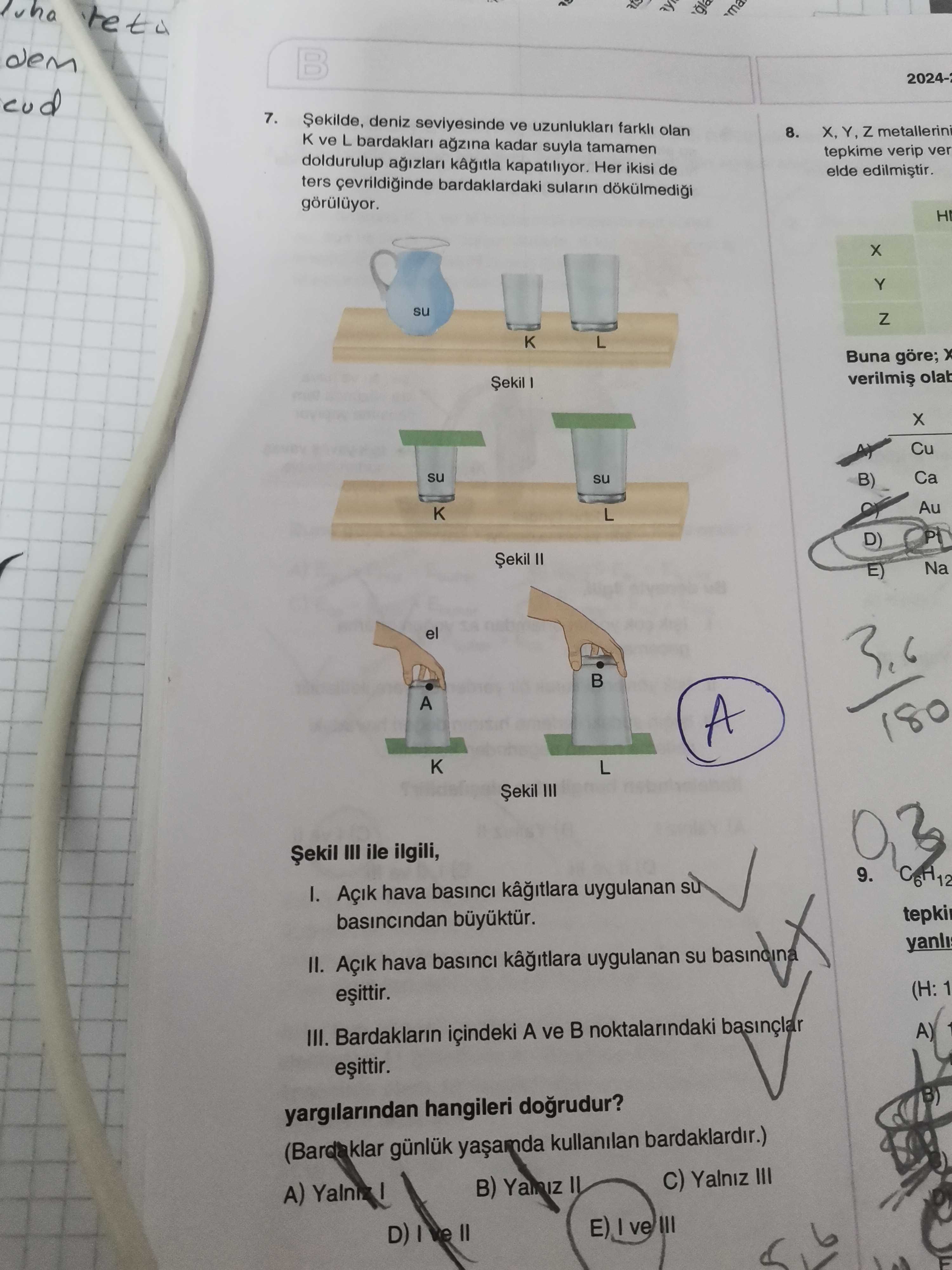 Şekilde, deniz seviyesinde ve uzunlukları farklı olan K ve L bardakları ağzına kadar suyla tamamen