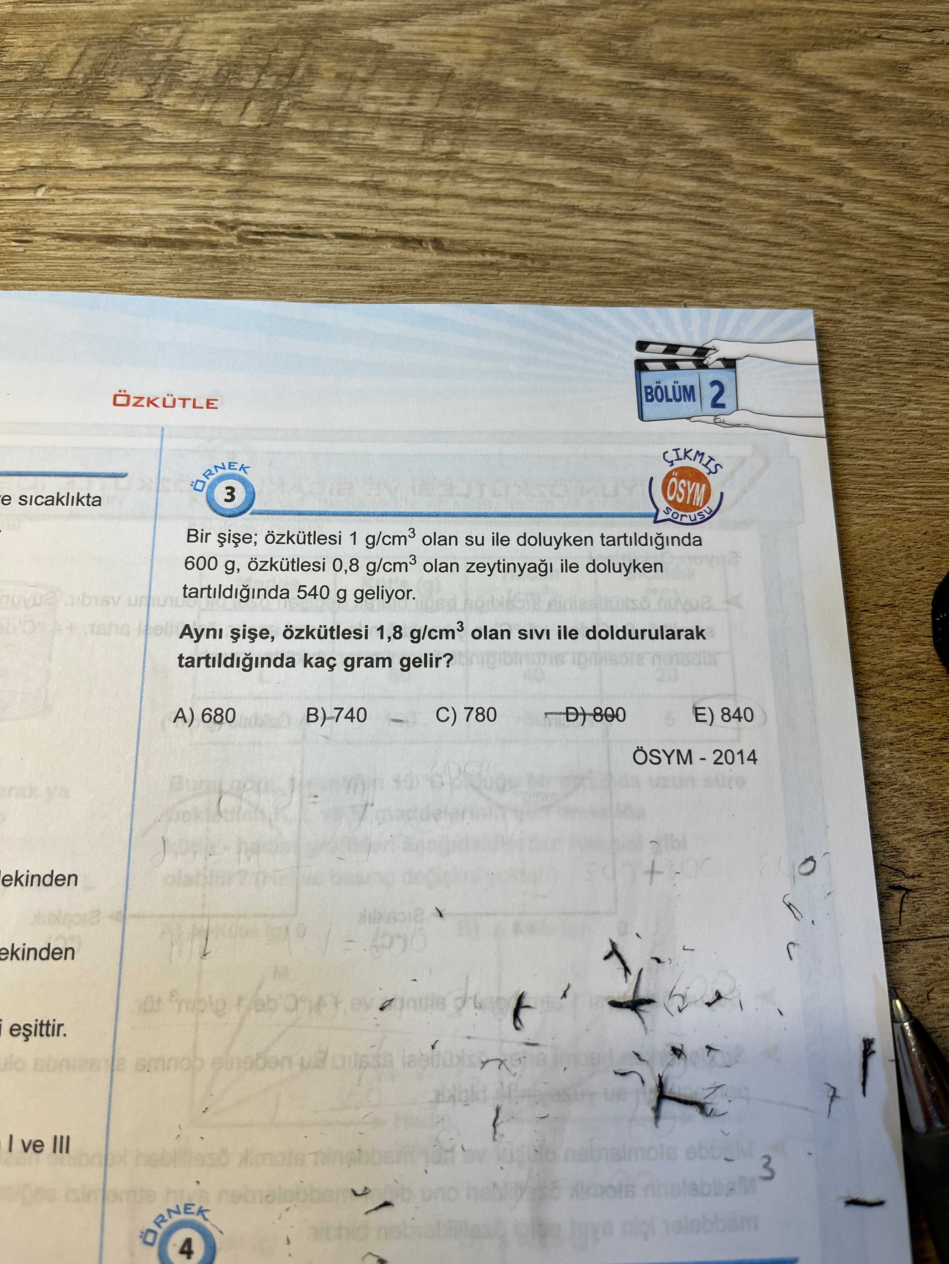 Bir şişe; özkütlesi 1 g/cm³ olan su ile doluyken tartıldığında 600 g, özkütlesi 0,8 g/cm³ olan