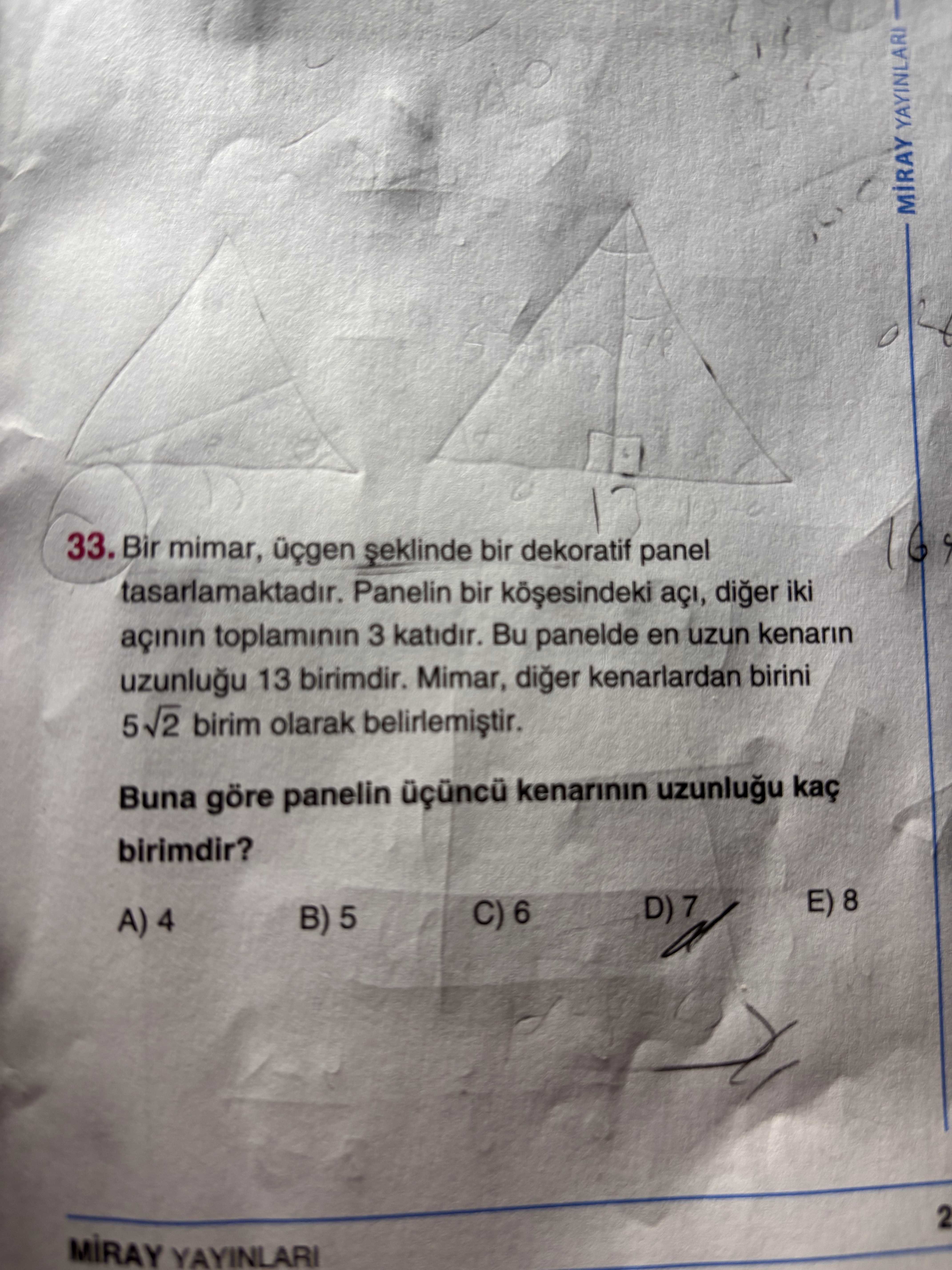 Bir mimar, üçgen şeklinde bir dekoratif panel tasarlamaktadır. Panelin bir köşesindeki açı, diğer