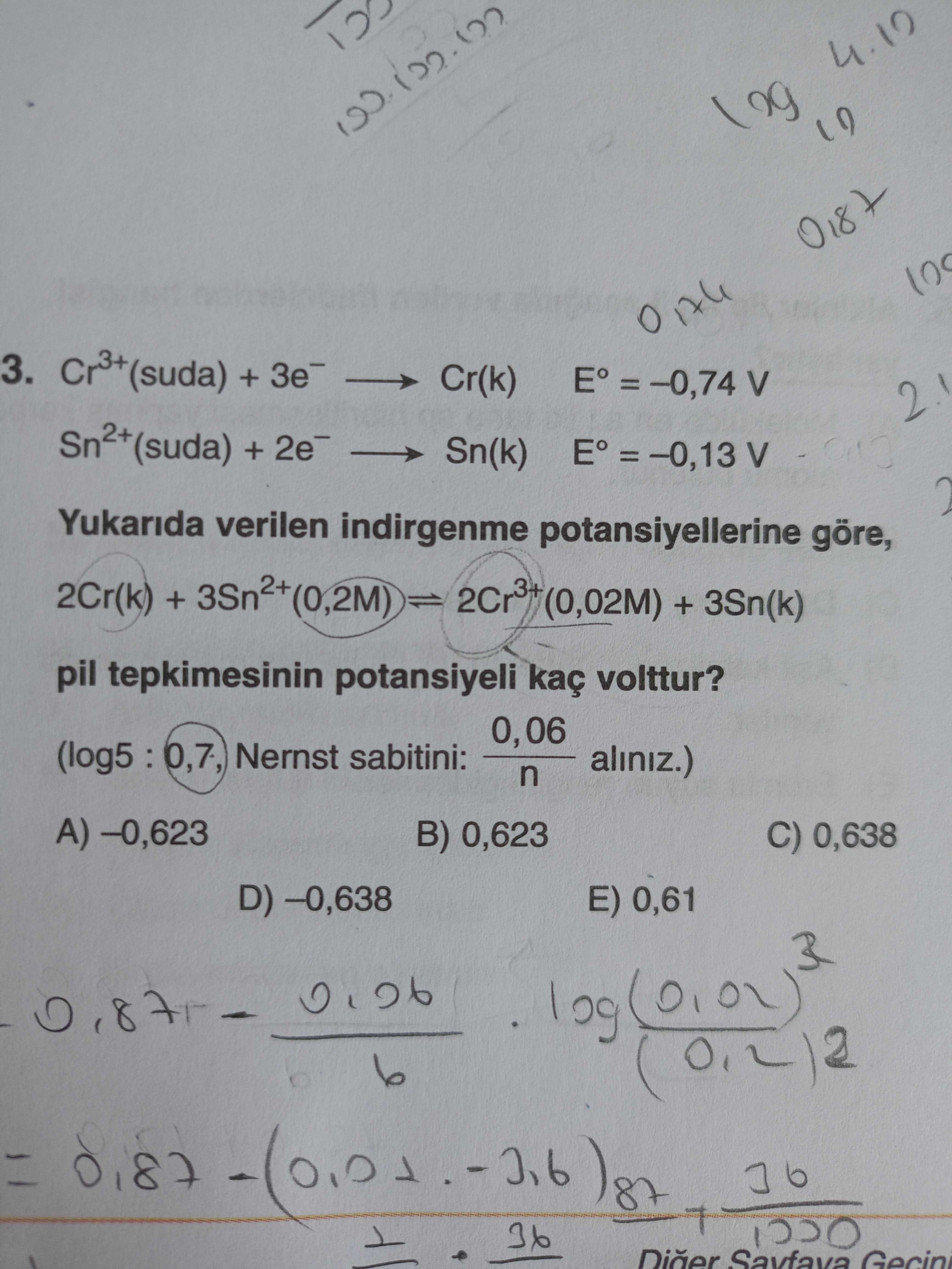 Cr³⁺(suda) + 3e⁻ ——→ Cr(k) E° = −0,74 V Sn²⁺(suda) + 2e⁻ ——→ Sn(k) E° = −0,13 V Yukarıda verilen