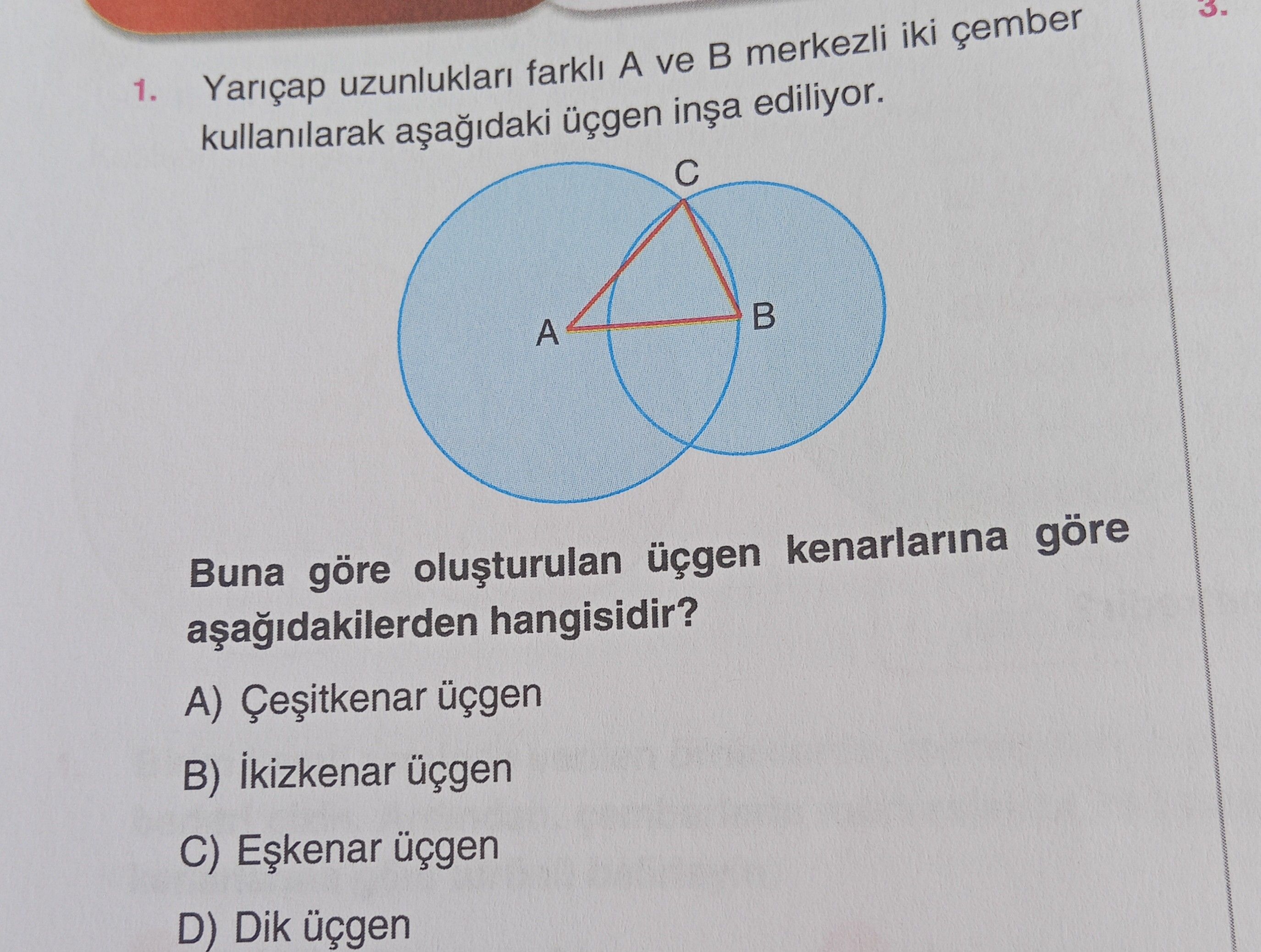Yarıçap uzunlukları farklı A ve B merkezli iki çember kullanılarak aşağıdaki üçgen inşa ediliyor