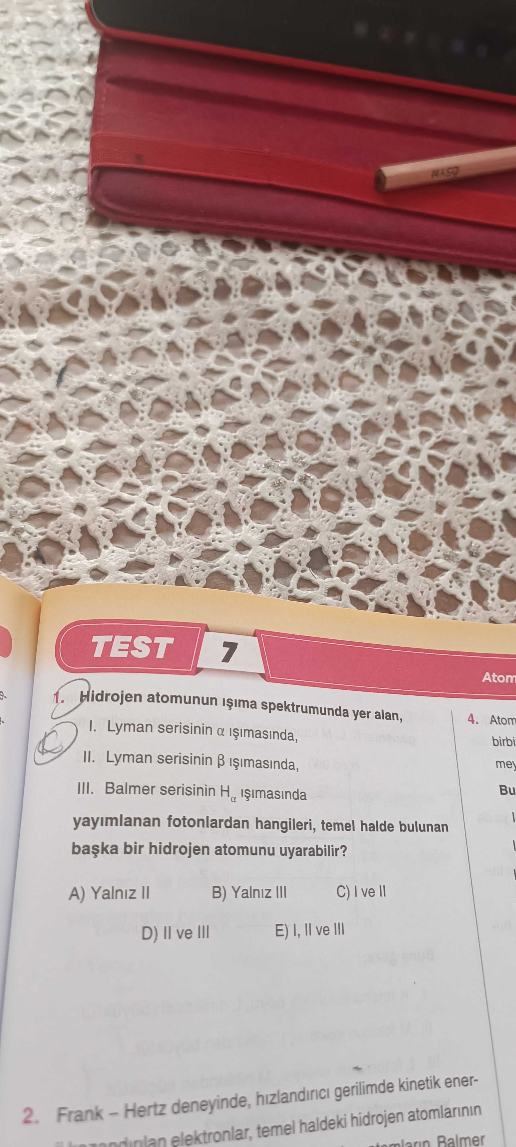 Hidrojen atomunun ışıma spektrumunda yer alan, I. Lyman serisinin α ışımasında, II. Lyman serisinin