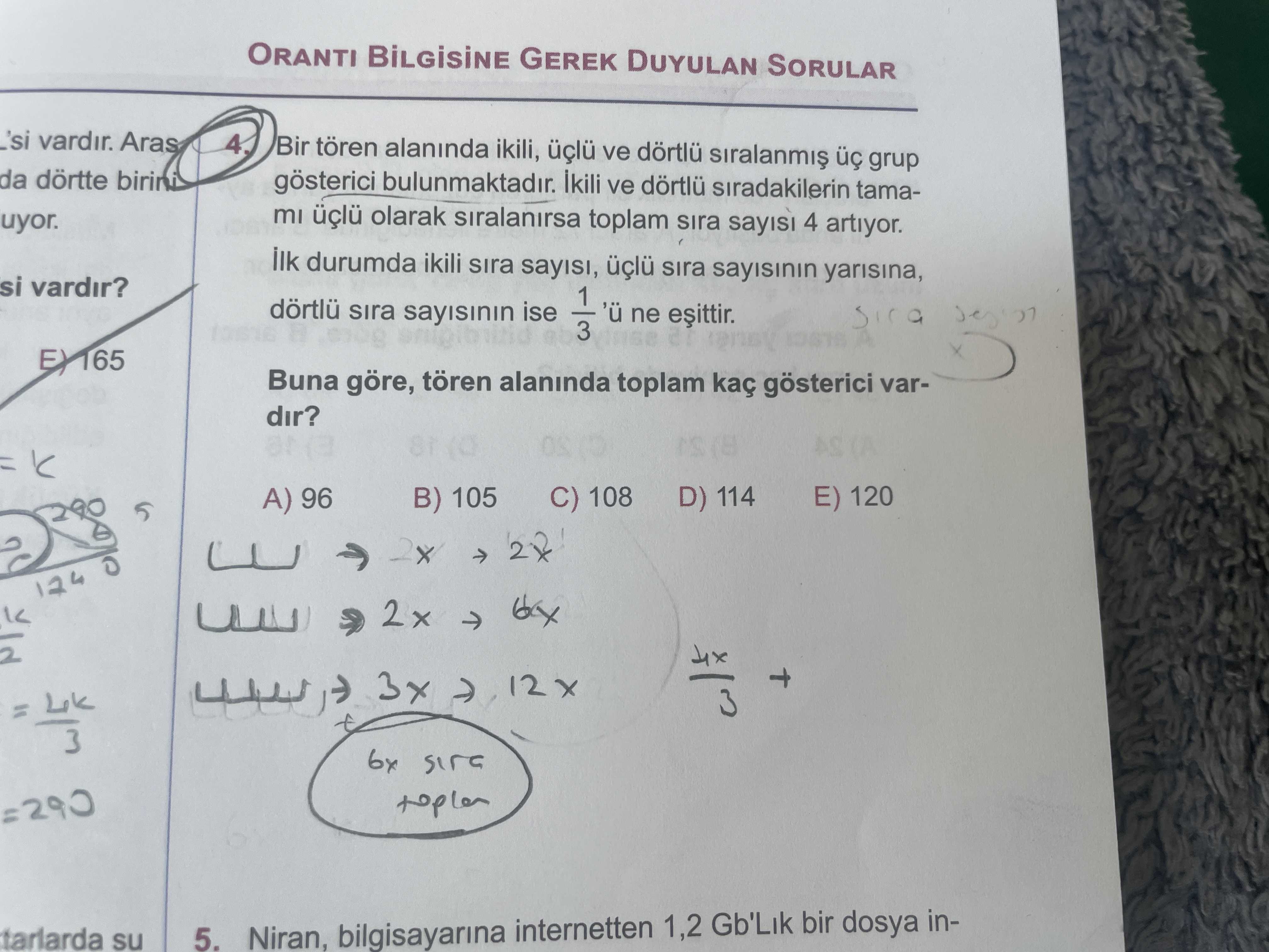 Bir tören alanında ikili, üçlü ve dörtlü sıralanmış üç grup gösterici bulunmaktadır. İkili ve dörtlü
