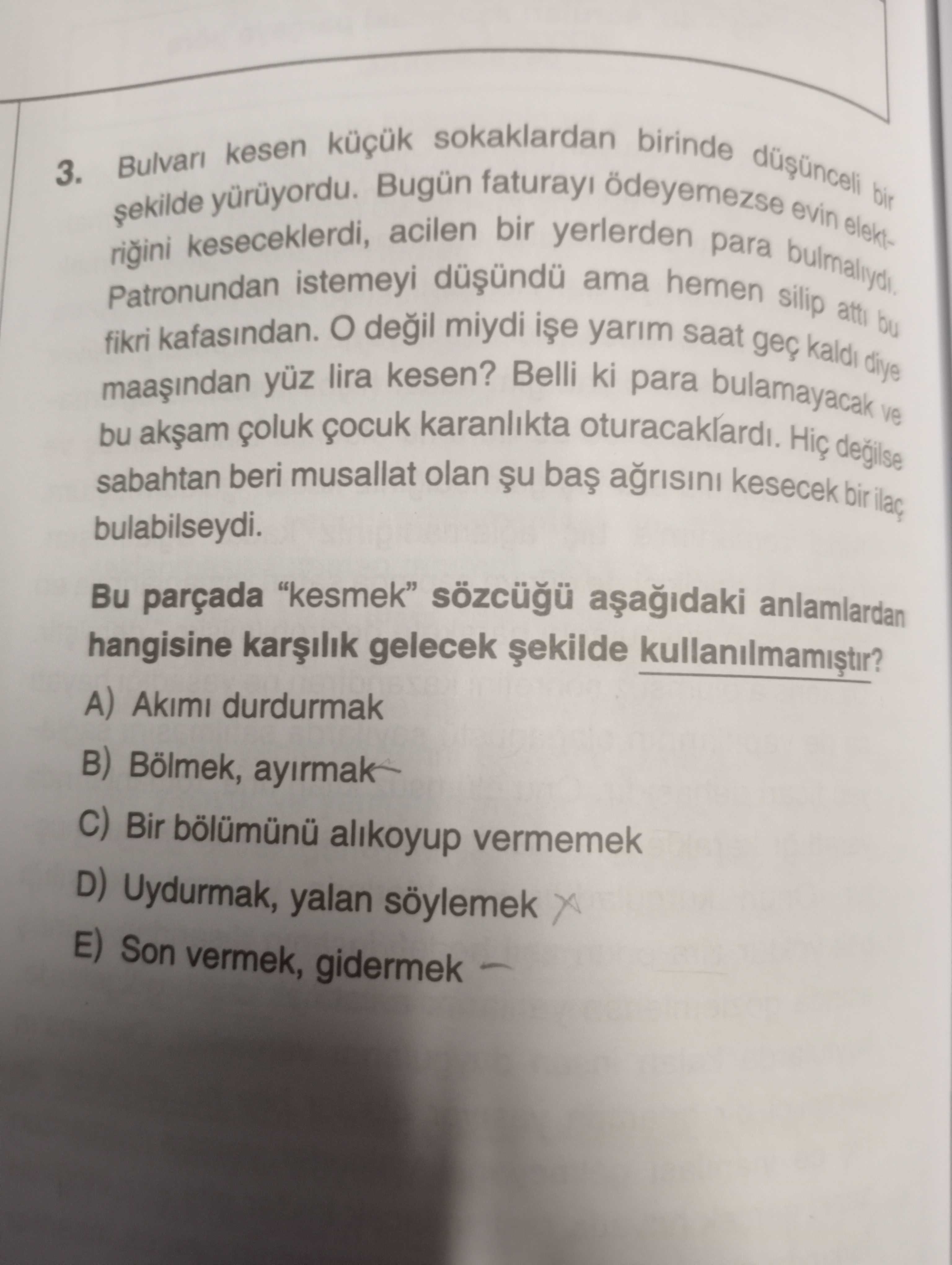 Bulvarı kesen küçük sokaklardan birinde düşünceli bir şekilde yürüyordu. Bugün faturayı ödeyemezse