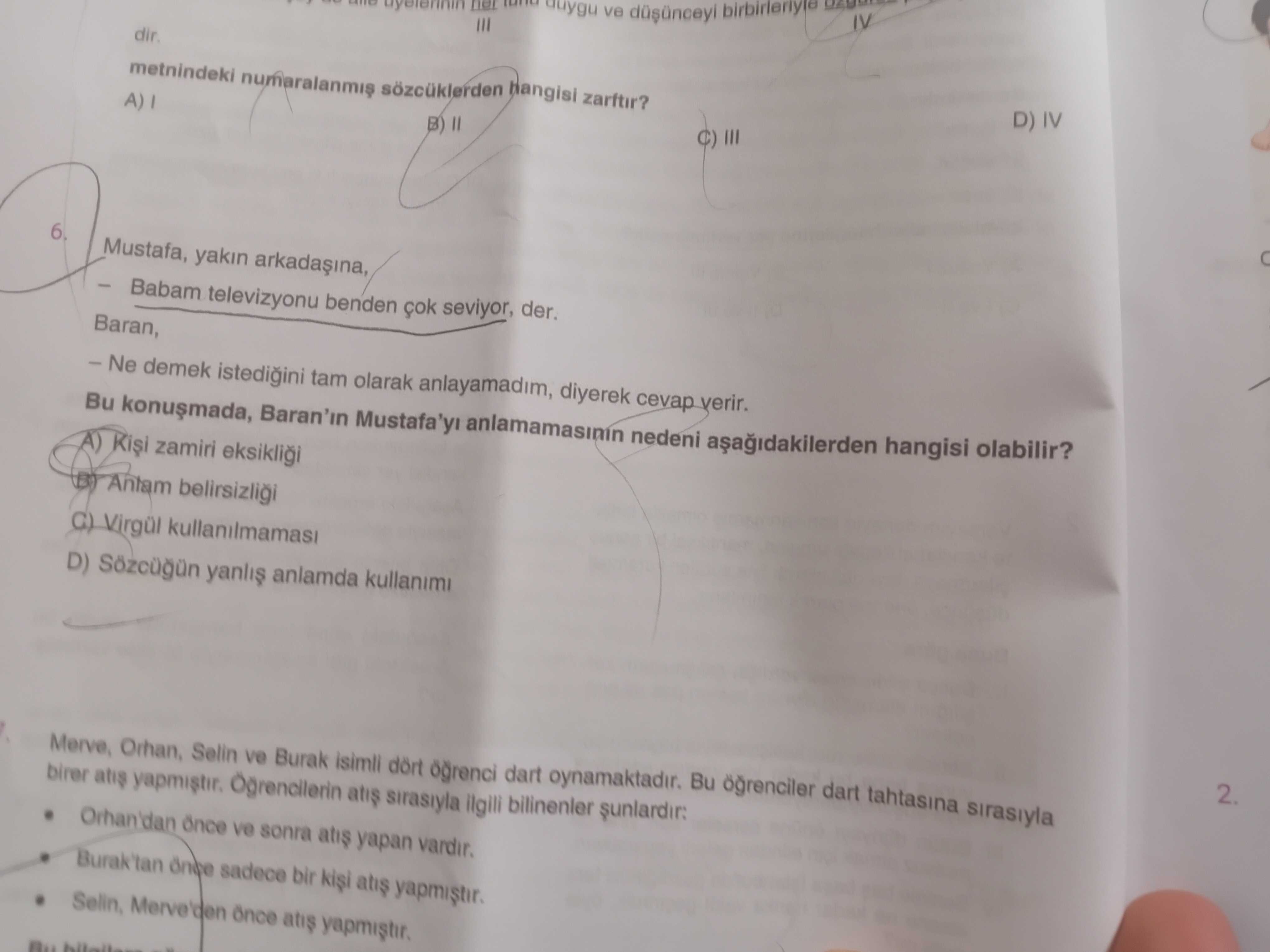 Mustafa, yakın arkadaşına, – Babam televizyonu benden çok seviyor, der. Baran, – Ne demek istediğini