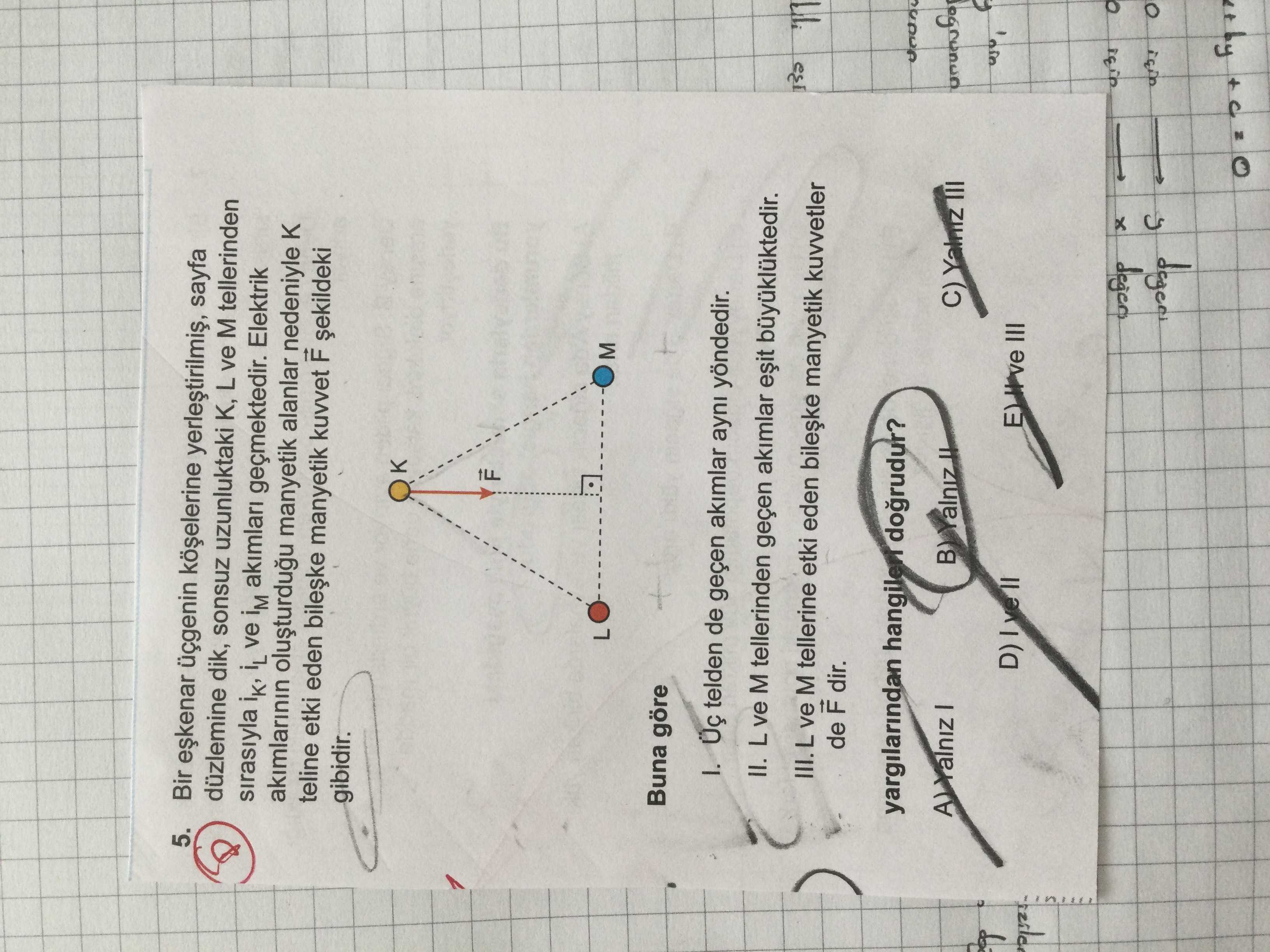 Bir eşkenar üçgenin köşelerine yerleştirilmiş, sayfa düzlemine dik, sonsuz uzunluktaki K, L ve M