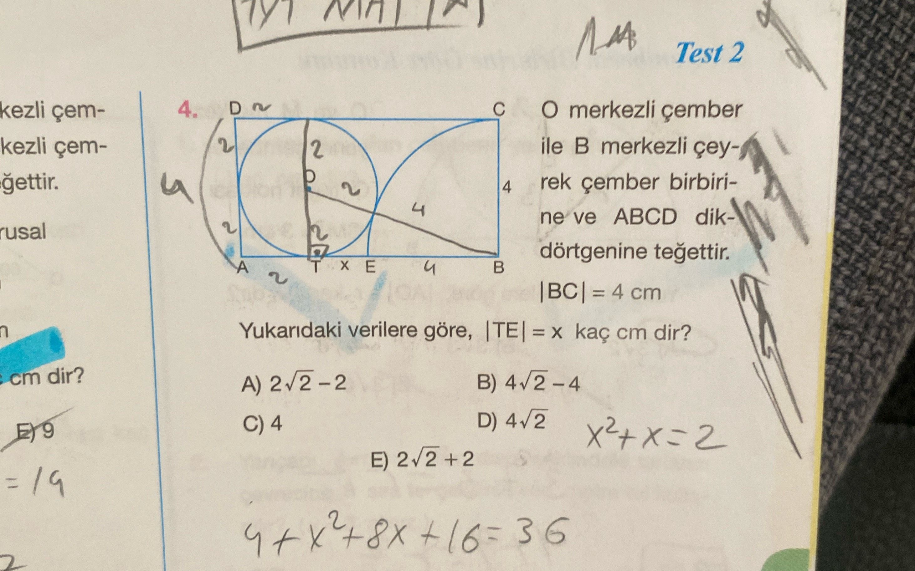 O merkezli çember ile B merkezli çey-rek çember birbirine ve ABCD dik-dörtgenine teğettir. |BC| = 4