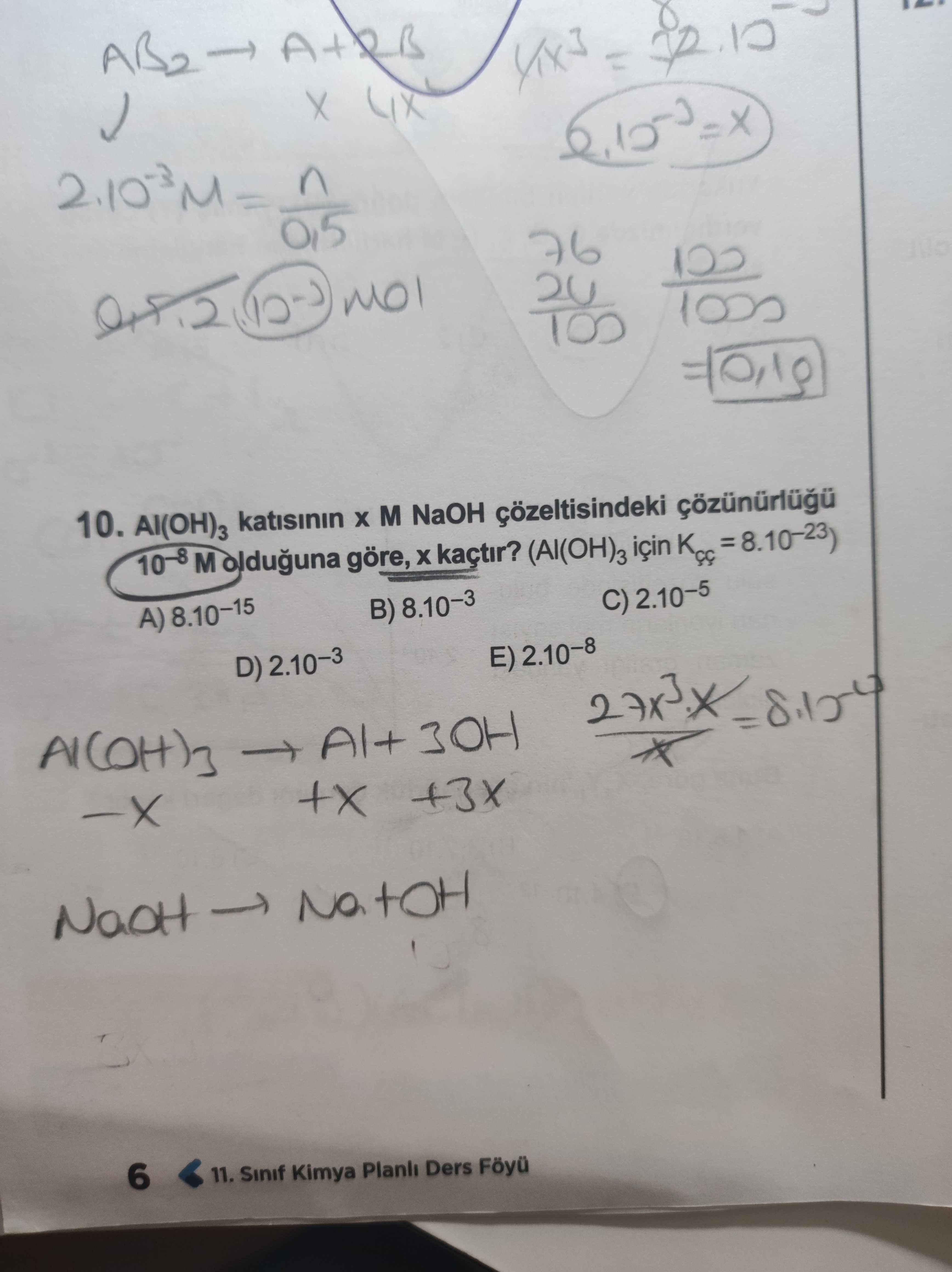 Al(OH)₃ katısının x M NaOH çözeltisindeki çözünürlüğü 10⁻⁸ M olduğuna göre, x kaçtır? (Al(OH)₃ için