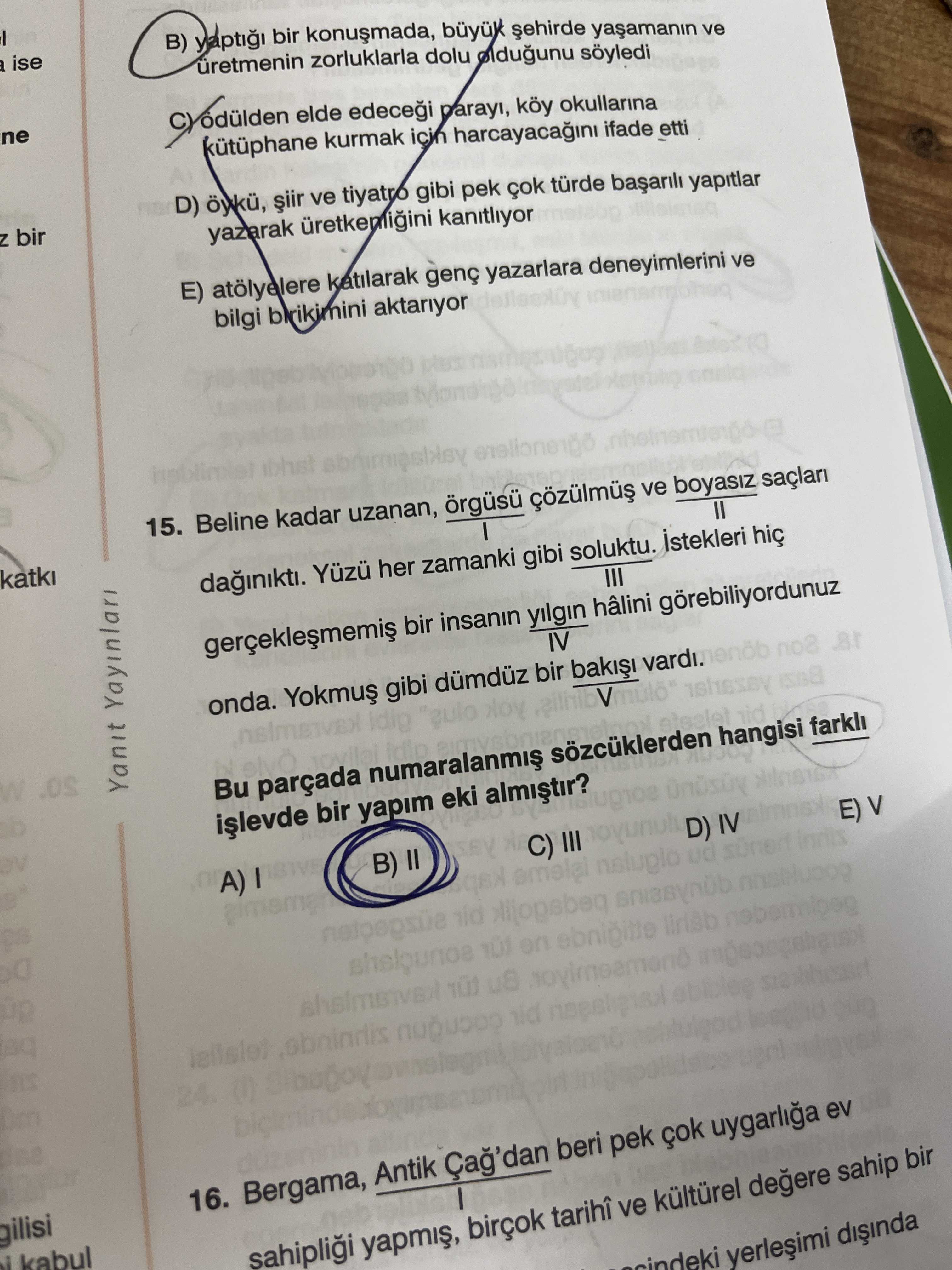Beline kadar uzanan, örgüsü çözülmüş ve boyasız saçları I II dağınıktı. Yüzü her zamanki gibi
