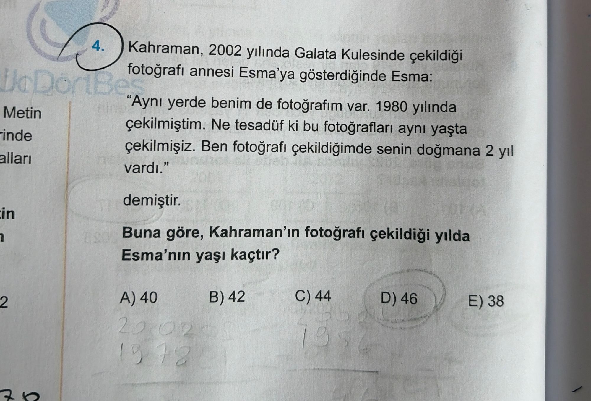 Kahraman, 2002 yılında Galata Kulesinde çekildiği fotoğrafı annesi Esma'ya gösterdiğinde Esma: "Aynı