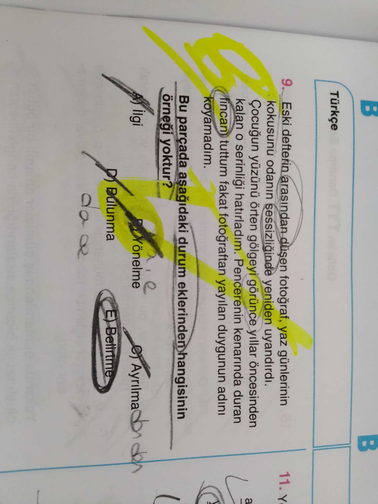 Eski defterin arasından düşen fotoğraf, yaz günlerinin kokusunu odanın sessizliğinde yeniden