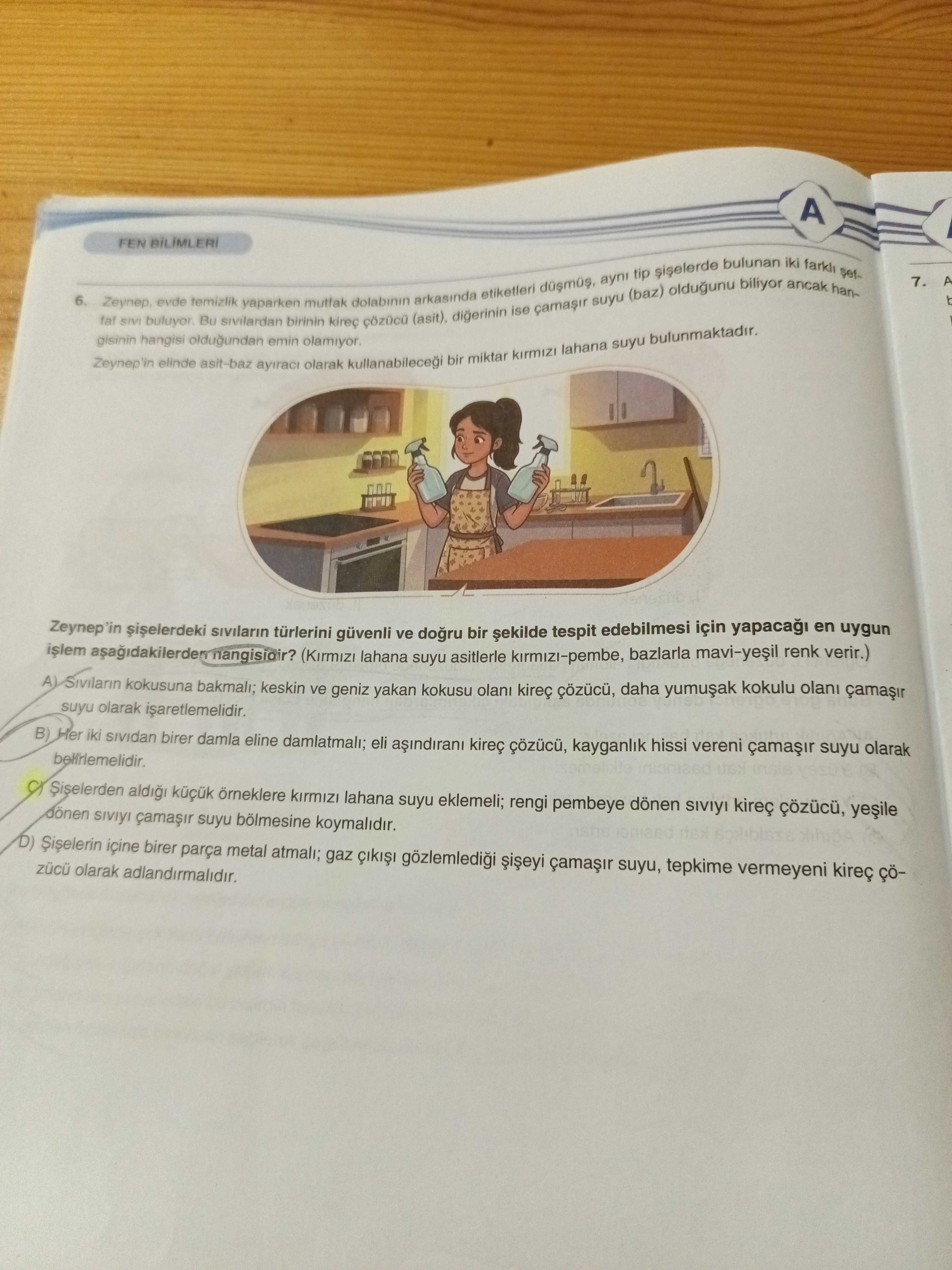 Zeynep, evde temizlik yaparken mutfak dolabının arkasında etiketleri düşmüş, aynı tip şişelerde