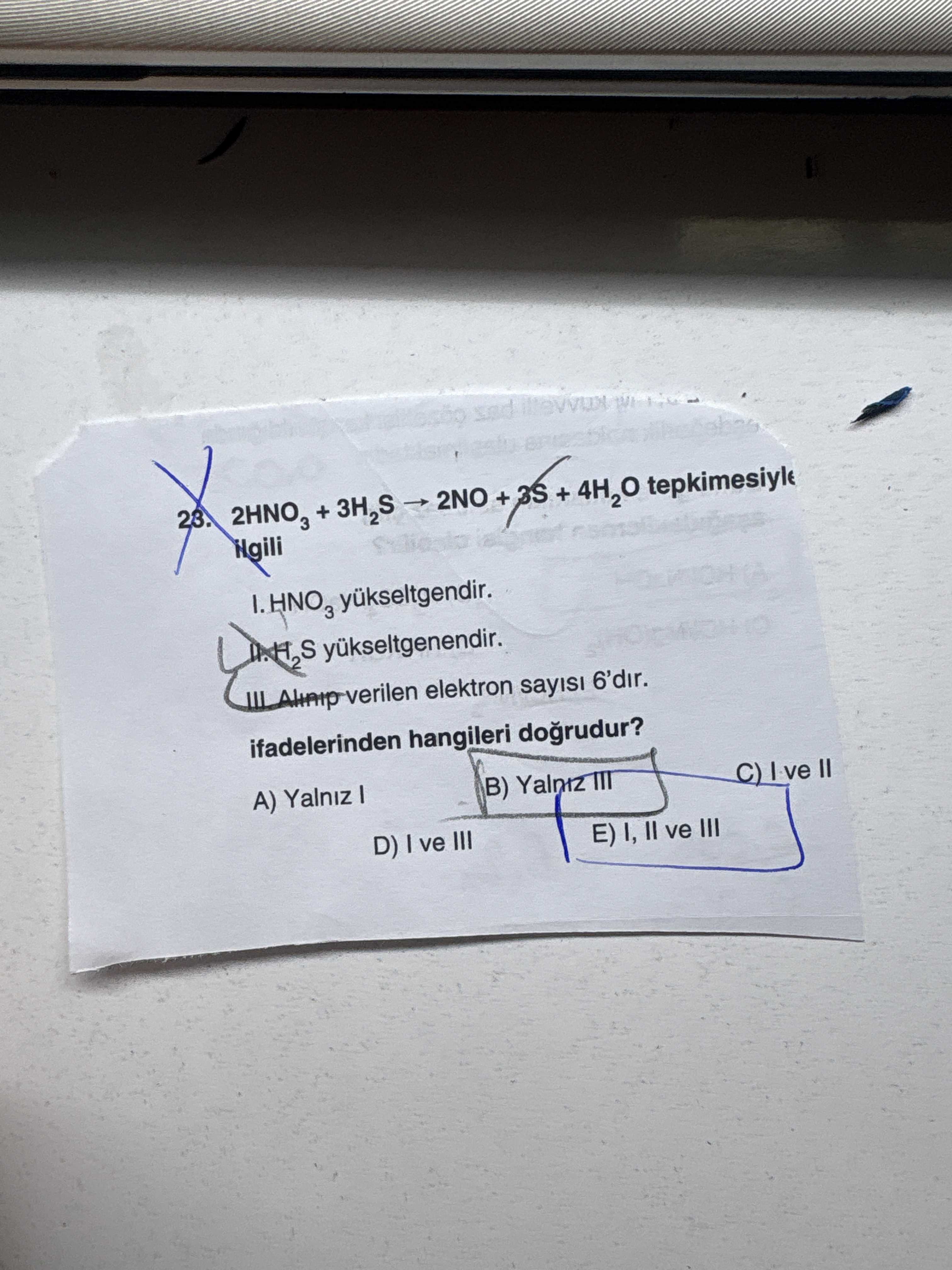 2HNO₃ + 3H₂S → 2NO + 3S + 4H₂O tepkimesiyle ilgili I. HNO₃ yükseltgendir. II. H₂S yükseltgenendir