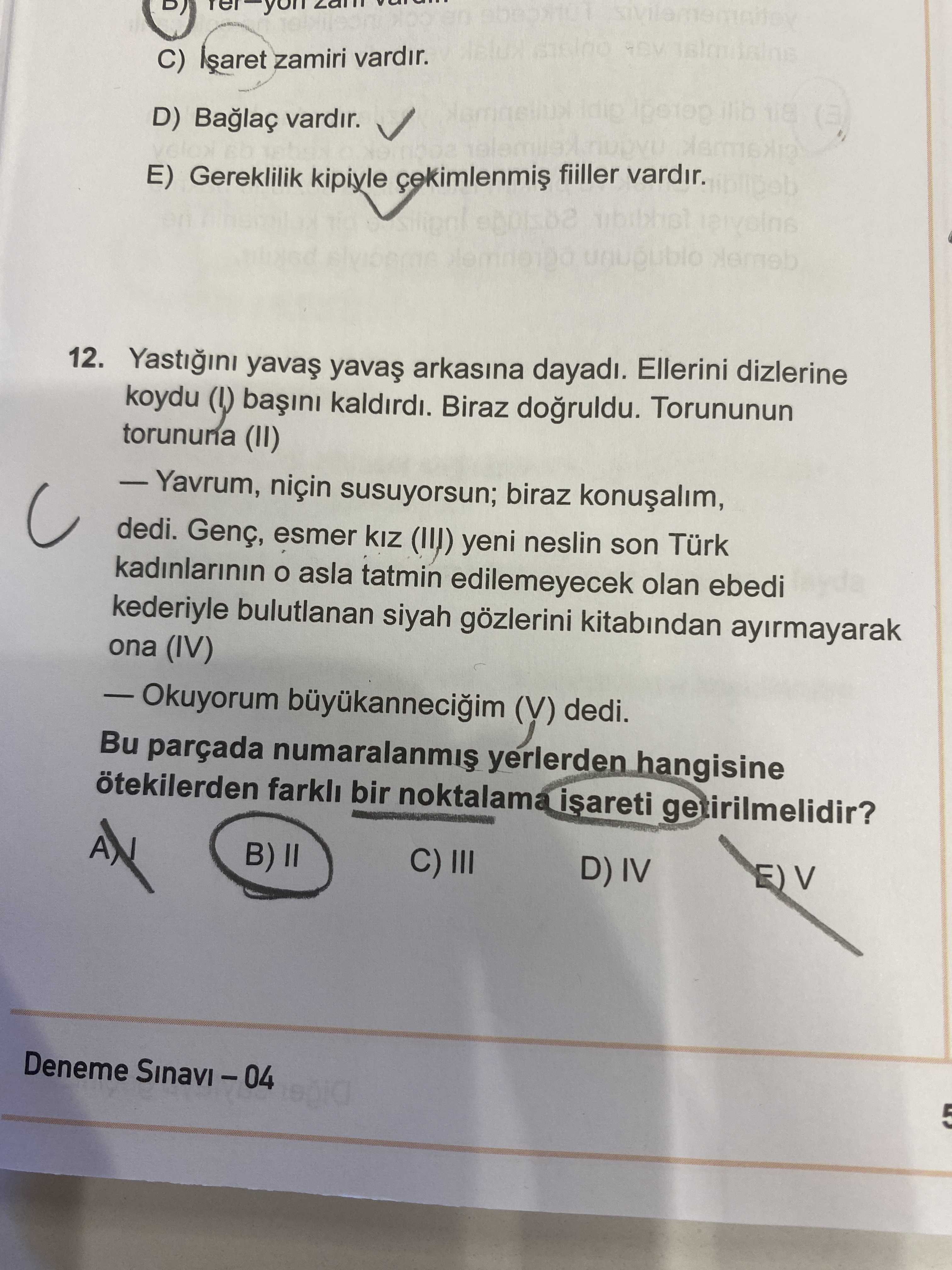Yastığını yavaş yavaş arkasına dayadı. Ellerini dizlerine koydu (I) başını kaldırdı. Biraz doğruldu
