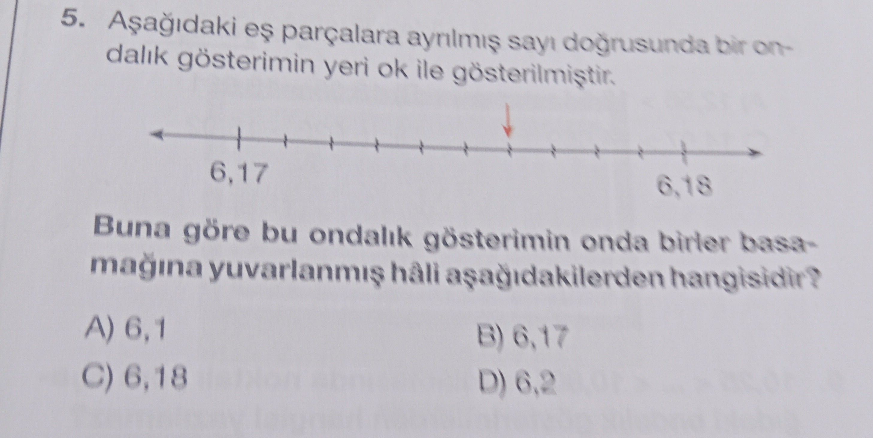 Aşağıdaki eş parçalara ayrılmış sayı doğrusunda bir ondalık gösterimin yeri ok ile gösterilmiştir