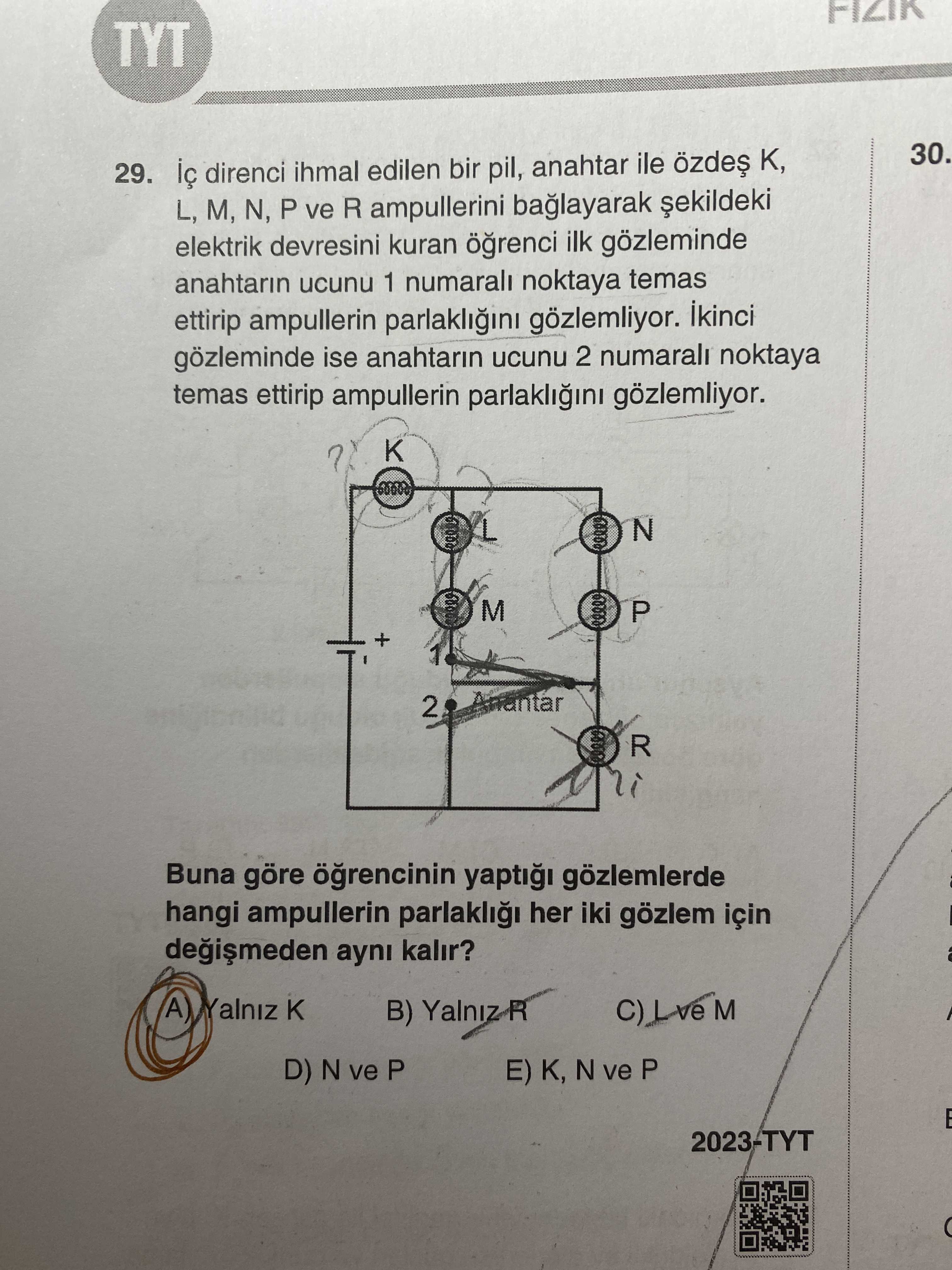 İç direnci ihmal edilen bir pil, anahtar ile özdeş K, L, M, N, P ve R ampullerini bağlayarak